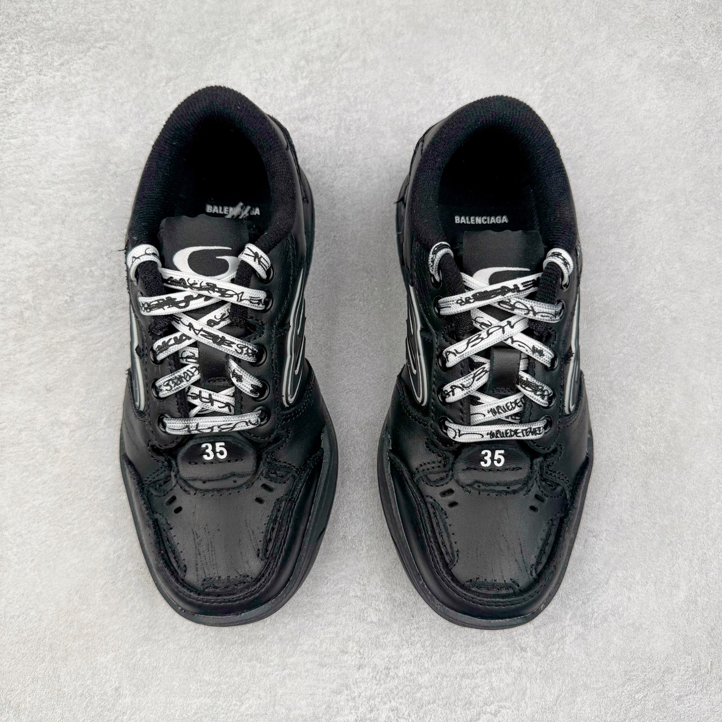 图片[2]-＃VG零售版 Balenciaga Hamptons Worn-Out 巴黎世家涤纶（聚酯纤维）牛皮革 圆头系带 低帮 生活休闲鞋板鞋 全套原纸板楦头开发 最原汁原味的灵魂版型 全鞋荧光划线卡点 胶水把控整洁度追求极致完美 每一双都是工艺品 多重QC质检 超越公司货的品控标准 实实在在的免检产品 原盒原配 正确字体电绣 粗细、位置、大小正确 侧边TPU 透气孔匹配意产原版 正确分离大底 TPU软底 原版一致大底LOGO 立体感十足 原厂皮料水洗做旧 采购原厂网纱 偏大一码 尺码：35 36 37 38 39 40 41 42 43 44 45 46-选品中心