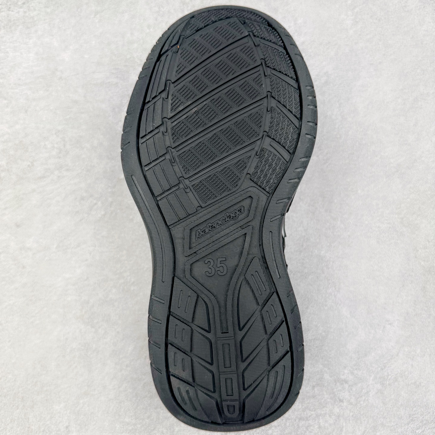 图片[9]-＃VG零售版 Balenciaga Hamptons Worn-Out 巴黎世家涤纶（聚酯纤维）牛皮革 圆头系带 低帮 生活休闲鞋板鞋 全套原纸板楦头开发 最原汁原味的灵魂版型 全鞋荧光划线卡点 胶水把控整洁度追求极致完美 每一双都是工艺品 多重QC质检 超越公司货的品控标准 实实在在的免检产品 原盒原配 正确字体电绣 粗细、位置、大小正确 侧边TPU 透气孔匹配意产原版 正确分离大底 TPU软底 原版一致大底LOGO 立体感十足 原厂皮料水洗做旧 采购原厂网纱 偏大一码 尺码：35 36 37 38 39 40 41 42 43 44 45 46-选品中心