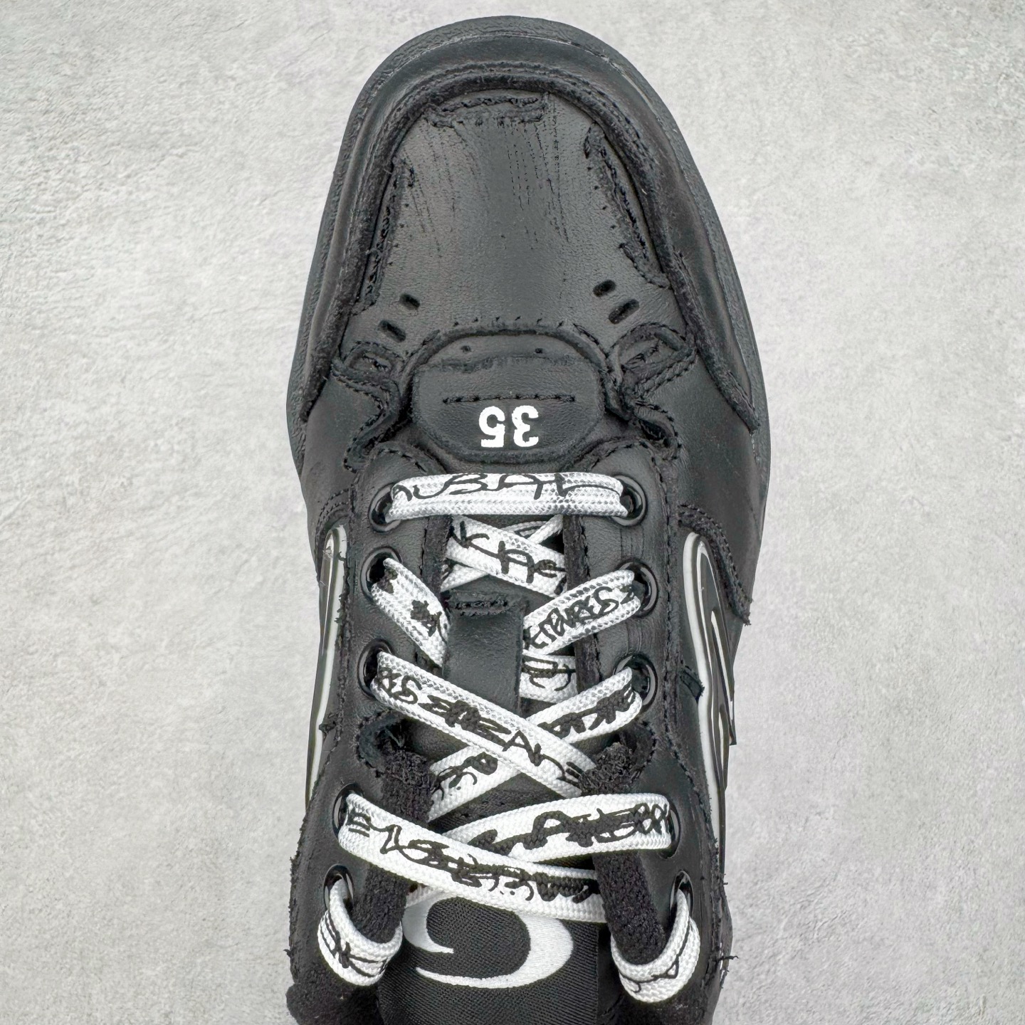 图片[4]-＃VG零售版 Balenciaga Hamptons Worn-Out 巴黎世家涤纶（聚酯纤维）牛皮革 圆头系带 低帮 生活休闲鞋板鞋 全套原纸板楦头开发 最原汁原味的灵魂版型 全鞋荧光划线卡点 胶水把控整洁度追求极致完美 每一双都是工艺品 多重QC质检 超越公司货的品控标准 实实在在的免检产品 原盒原配 正确字体电绣 粗细、位置、大小正确 侧边TPU 透气孔匹配意产原版 正确分离大底 TPU软底 原版一致大底LOGO 立体感十足 原厂皮料水洗做旧 采购原厂网纱 偏大一码 尺码：35 36 37 38 39 40 41 42 43 44 45 46-选品中心