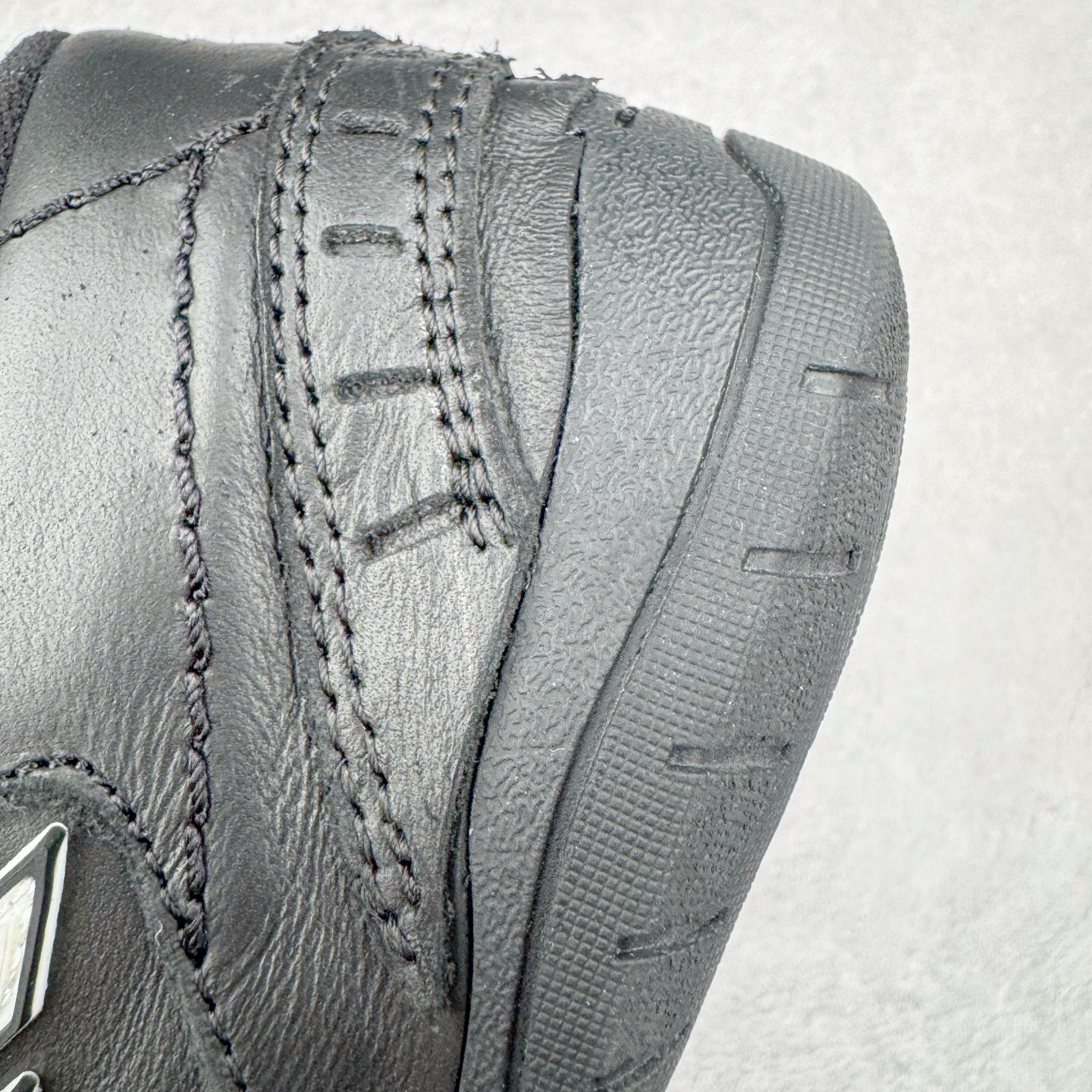 图片[13]-＃VG零售版 Balenciaga Hamptons Worn-Out 巴黎世家涤纶（聚酯纤维）牛皮革 圆头系带 低帮 生活休闲鞋板鞋 全套原纸板楦头开发 最原汁原味的灵魂版型 全鞋荧光划线卡点 胶水把控整洁度追求极致完美 每一双都是工艺品 多重QC质检 超越公司货的品控标准 实实在在的免检产品 原盒原配 正确字体电绣 粗细、位置、大小正确 侧边TPU 透气孔匹配意产原版 正确分离大底 TPU软底 原版一致大底LOGO 立体感十足 原厂皮料水洗做旧 采购原厂网纱 偏大一码 尺码：35 36 37 38 39 40 41 42 43 44 45 46-选品中心