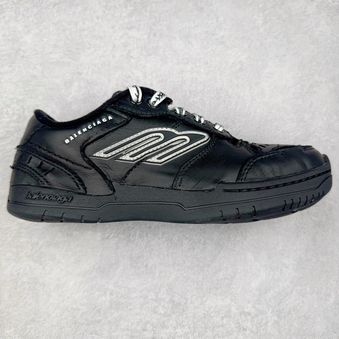 ＃VG零售版 Balenciaga Hamptons Worn-Out 巴黎世家涤纶（聚酯纤维）牛皮革 圆头系带 低帮 生活休闲鞋板鞋 全套原纸板楦头开发 最原汁原味的灵魂版型 全鞋荧光划线卡点 胶水把控整洁度追求极致完美 每一双都是工艺品 多重QC质检 超越公司货的品控标准 实实在在的免检产品 原盒原配 正确字体电绣 粗细、位置、大小正确 侧边TPU 透气孔匹配意产原版 正确分离大底 TPU软底 原版一致大底LOGO 立体感十足 原厂皮料水洗做旧 采购原厂网纱 偏大一码 尺码：35 36 37 38 39 40 41 42 43 44 45 46-选品中心