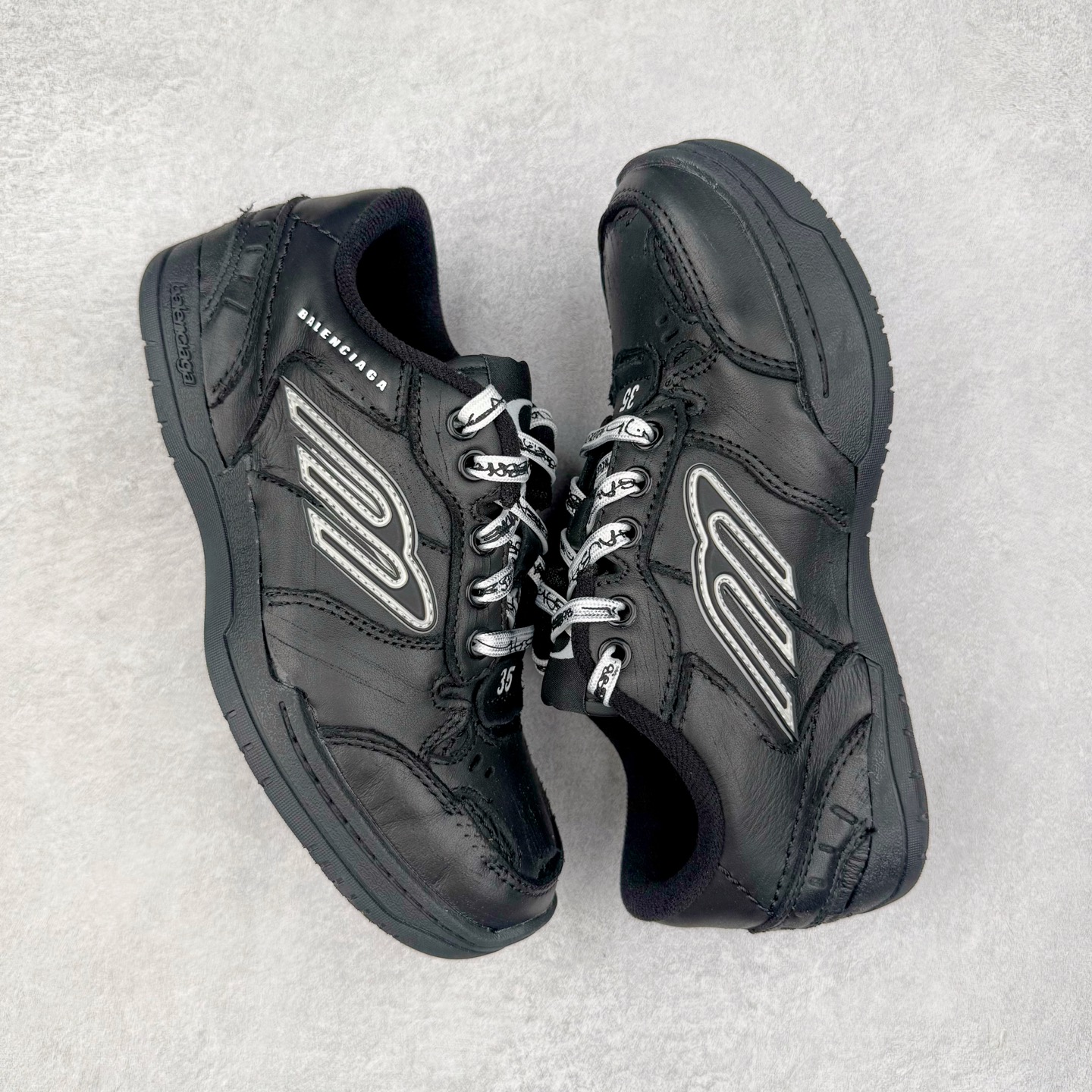 图片[3]-＃VG零售版 Balenciaga Hamptons Worn-Out 巴黎世家涤纶（聚酯纤维）牛皮革 圆头系带 低帮 生活休闲鞋板鞋 全套原纸板楦头开发 最原汁原味的灵魂版型 全鞋荧光划线卡点 胶水把控整洁度追求极致完美 每一双都是工艺品 多重QC质检 超越公司货的品控标准 实实在在的免检产品 原盒原配 正确字体电绣 粗细、位置、大小正确 侧边TPU 透气孔匹配意产原版 正确分离大底 TPU软底 原版一致大底LOGO 立体感十足 原厂皮料水洗做旧 采购原厂网纱 偏大一码 尺码：35 36 37 38 39 40 41 42 43 44 45 46-选品中心