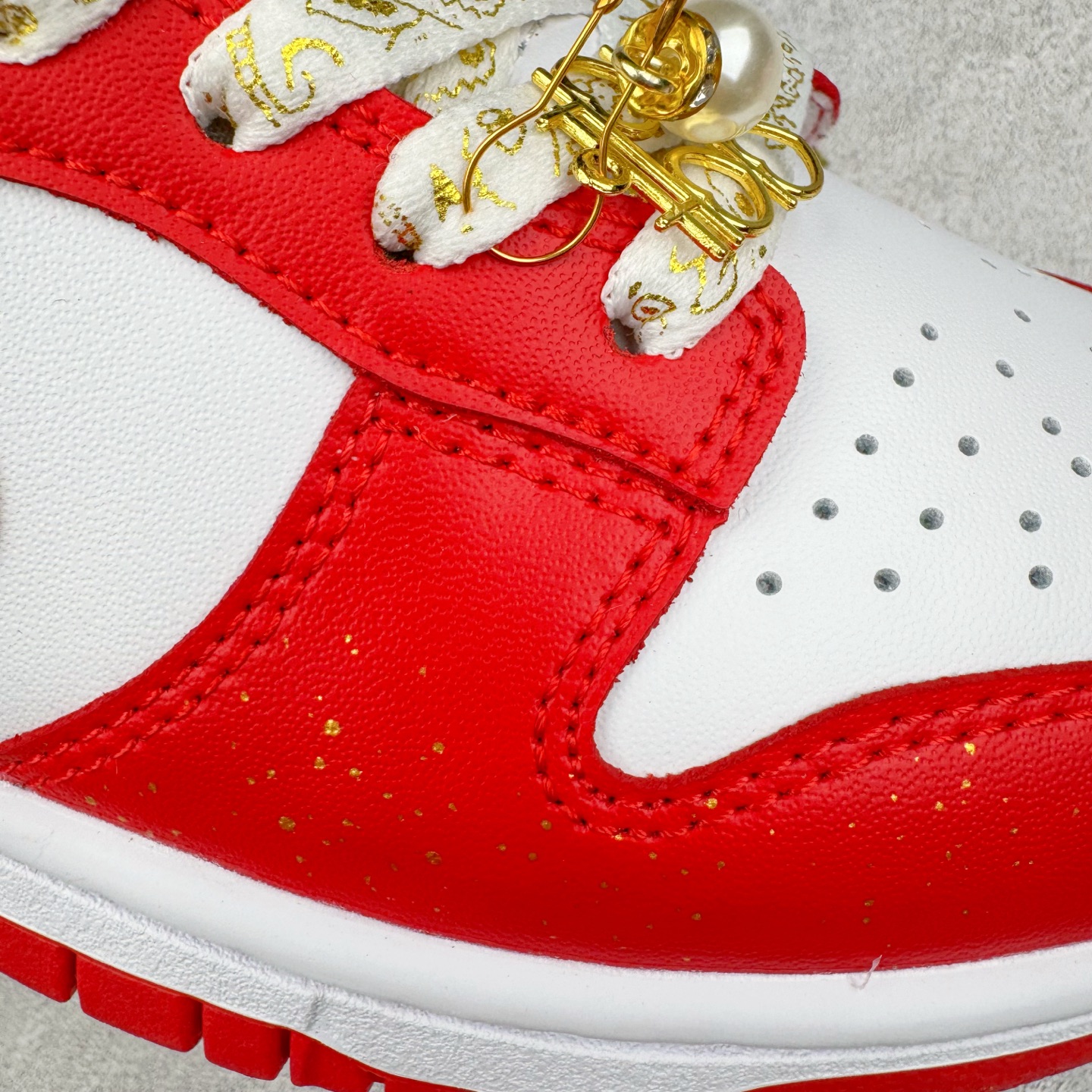 图片[20]-＃YC纯原 NK Dunk Low 婚鞋 吉祥如意 DD1873-116 当经典 Dunk Low 邂逅华夏祥瑞，龙鳞点睛，凤翎流霞，演绎新中式奢华。鞋身红白经典碰撞，金色祥云于后跟升腾，鞋畔「囍」坠轻摇，鞋带、鞋舌的金色组件与鞋头温润珍珠交相辉映，是传统华美与现代工艺的绝妙融合。定制系列天花板 无原鞋不开发 全系列得物原鞋一比一校对开发 配色持续更新中 终端对接 优势输出 全套原厂楦头原纸板数据档案倾力打造 原汁原味莞产 极致还原 圈内最强针车工艺 高端零售指定版 广东原厂配套原盒原标 鞋盒分三个尺码段 原厂冲刀 超高清洁度 全鞋零毛边皮料切割 采用原厂百宏鞋带以及原厂百宏织唛舌标 内标可供原厂几率过验 进口原装条纹中底布 四线拉帮白色点胶 原厂拉帮手法遵循公司 原厂电绣 极致还原 尺码：36 36.5 37.5 38 38.5 39 40 40.5 41 42 42.5 43 44 44.5 45 46-选品中心
