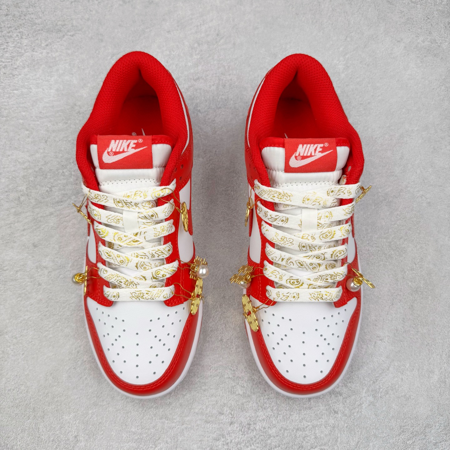 图片[2]-＃YC纯原 NK Dunk Low 婚鞋 吉祥如意 DD1873-116 当经典 Dunk Low 邂逅华夏祥瑞，龙鳞点睛，凤翎流霞，演绎新中式奢华。鞋身红白经典碰撞，金色祥云于后跟升腾，鞋畔「囍」坠轻摇，鞋带、鞋舌的金色组件与鞋头温润珍珠交相辉映，是传统华美与现代工艺的绝妙融合。定制系列天花板 无原鞋不开发 全系列得物原鞋一比一校对开发 配色持续更新中 终端对接 优势输出 全套原厂楦头原纸板数据档案倾力打造 原汁原味莞产 极致还原 圈内最强针车工艺 高端零售指定版 广东原厂配套原盒原标 鞋盒分三个尺码段 原厂冲刀 超高清洁度 全鞋零毛边皮料切割 采用原厂百宏鞋带以及原厂百宏织唛舌标 内标可供原厂几率过验 进口原装条纹中底布 四线拉帮白色点胶 原厂拉帮手法遵循公司 原厂电绣 极致还原 尺码：36 36.5 37.5 38 38.5 39 40 40.5 41 42 42.5 43 44 44.5 45 46-选品中心