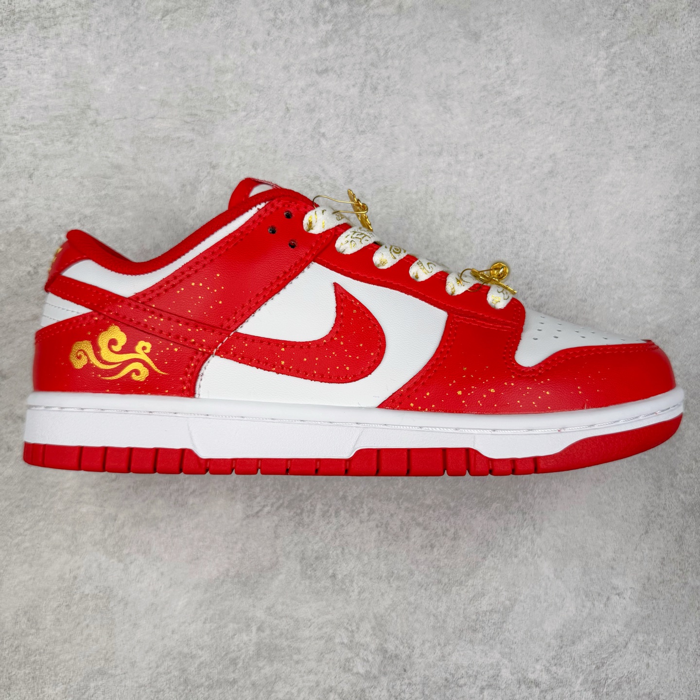 ＃YC纯原 NK Dunk Low 婚鞋 吉祥如意 DD1873-116 当经典 Dunk Low 邂逅华夏祥瑞，龙鳞点睛，凤翎流霞，演绎新中式奢华。鞋身红白经典碰撞，金色祥云于后跟升腾，鞋畔「囍」坠轻摇，鞋带、鞋舌的金色组件与鞋头温润珍珠交相辉映，是传统华美与现代工艺的绝妙融合。定制系列天花板 无原鞋不开发 全系列得物原鞋一比一校对开发 配色持续更新中 终端对接 优势输出 全套原厂楦头原纸板数据档案倾力打造 原汁原味莞产 极致还原 圈内最强针车工艺 高端零售指定版 广东原厂配套原盒原标 鞋盒分三个尺码段 原厂冲刀 超高清洁度 全鞋零毛边皮料切割 采用原厂百宏鞋带以及原厂百宏织唛舌标 内标可供原厂几率过验 进口原装条纹中底布 四线拉帮白色点胶 原厂拉帮手法遵循公司 原厂电绣 极致还原 尺码：36 36.5 37.5 38 38.5 39 40 40.5 41 42 42.5 43 44 44.5 45 46-选品中心