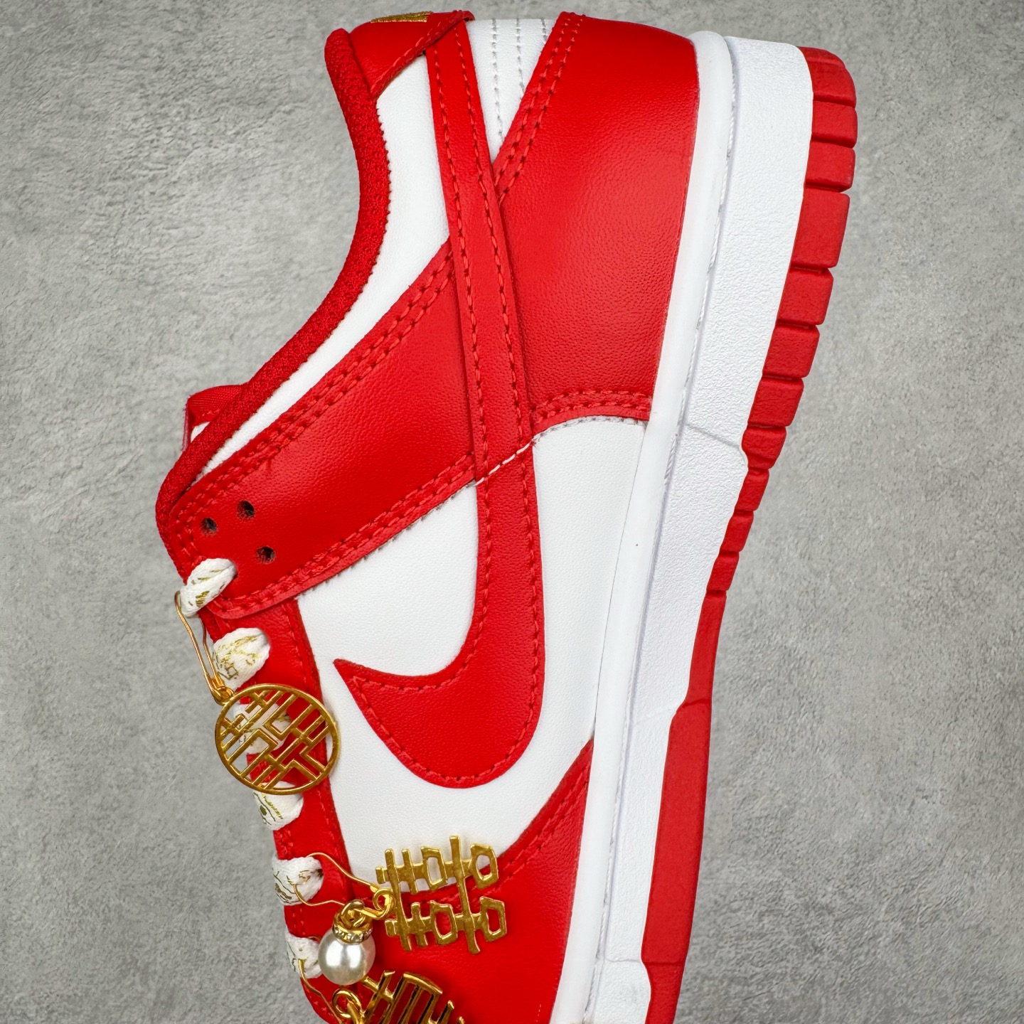 图片[7]-＃YC纯原 NK Dunk Low 婚鞋 吉祥如意 DD1873-116 当经典 Dunk Low 邂逅华夏祥瑞，龙鳞点睛，凤翎流霞，演绎新中式奢华。鞋身红白经典碰撞，金色祥云于后跟升腾，鞋畔「囍」坠轻摇，鞋带、鞋舌的金色组件与鞋头温润珍珠交相辉映，是传统华美与现代工艺的绝妙融合。定制系列天花板 无原鞋不开发 全系列得物原鞋一比一校对开发 配色持续更新中 终端对接 优势输出 全套原厂楦头原纸板数据档案倾力打造 原汁原味莞产 极致还原 圈内最强针车工艺 高端零售指定版 广东原厂配套原盒原标 鞋盒分三个尺码段 原厂冲刀 超高清洁度 全鞋零毛边皮料切割 采用原厂百宏鞋带以及原厂百宏织唛舌标 内标可供原厂几率过验 进口原装条纹中底布 四线拉帮白色点胶 原厂拉帮手法遵循公司 原厂电绣 极致还原 尺码：36 36.5 37.5 38 38.5 39 40 40.5 41 42 42.5 43 44 44.5 45 46-选品中心