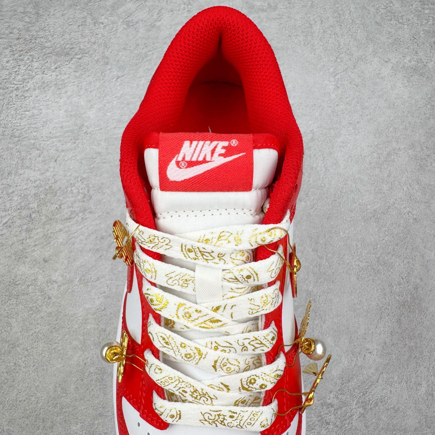 图片[5]-＃YC纯原 NK Dunk Low 婚鞋 吉祥如意 DD1873-116 当经典 Dunk Low 邂逅华夏祥瑞，龙鳞点睛，凤翎流霞，演绎新中式奢华。鞋身红白经典碰撞，金色祥云于后跟升腾，鞋畔「囍」坠轻摇，鞋带、鞋舌的金色组件与鞋头温润珍珠交相辉映，是传统华美与现代工艺的绝妙融合。定制系列天花板 无原鞋不开发 全系列得物原鞋一比一校对开发 配色持续更新中 终端对接 优势输出 全套原厂楦头原纸板数据档案倾力打造 原汁原味莞产 极致还原 圈内最强针车工艺 高端零售指定版 广东原厂配套原盒原标 鞋盒分三个尺码段 原厂冲刀 超高清洁度 全鞋零毛边皮料切割 采用原厂百宏鞋带以及原厂百宏织唛舌标 内标可供原厂几率过验 进口原装条纹中底布 四线拉帮白色点胶 原厂拉帮手法遵循公司 原厂电绣 极致还原 尺码：36 36.5 37.5 38 38.5 39 40 40.5 41 42 42.5 43 44 44.5 45 46-选品中心