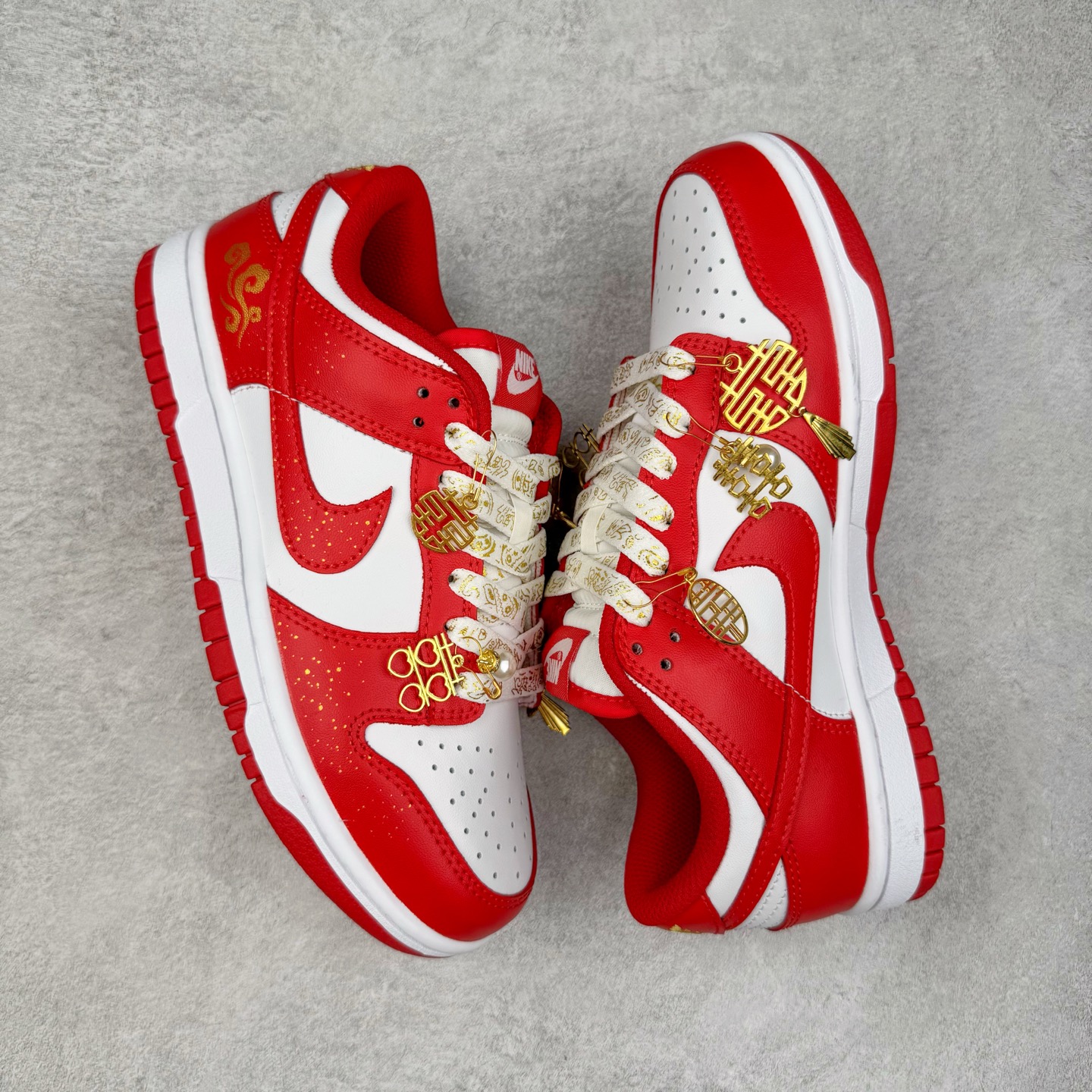 图片[3]-＃YC纯原 NK Dunk Low 婚鞋 吉祥如意 DD1873-116 当经典 Dunk Low 邂逅华夏祥瑞，龙鳞点睛，凤翎流霞，演绎新中式奢华。鞋身红白经典碰撞，金色祥云于后跟升腾，鞋畔「囍」坠轻摇，鞋带、鞋舌的金色组件与鞋头温润珍珠交相辉映，是传统华美与现代工艺的绝妙融合。定制系列天花板 无原鞋不开发 全系列得物原鞋一比一校对开发 配色持续更新中 终端对接 优势输出 全套原厂楦头原纸板数据档案倾力打造 原汁原味莞产 极致还原 圈内最强针车工艺 高端零售指定版 广东原厂配套原盒原标 鞋盒分三个尺码段 原厂冲刀 超高清洁度 全鞋零毛边皮料切割 采用原厂百宏鞋带以及原厂百宏织唛舌标 内标可供原厂几率过验 进口原装条纹中底布 四线拉帮白色点胶 原厂拉帮手法遵循公司 原厂电绣 极致还原 尺码：36 36.5 37.5 38 38.5 39 40 40.5 41 42 42.5 43 44 44.5 45 46-选品中心