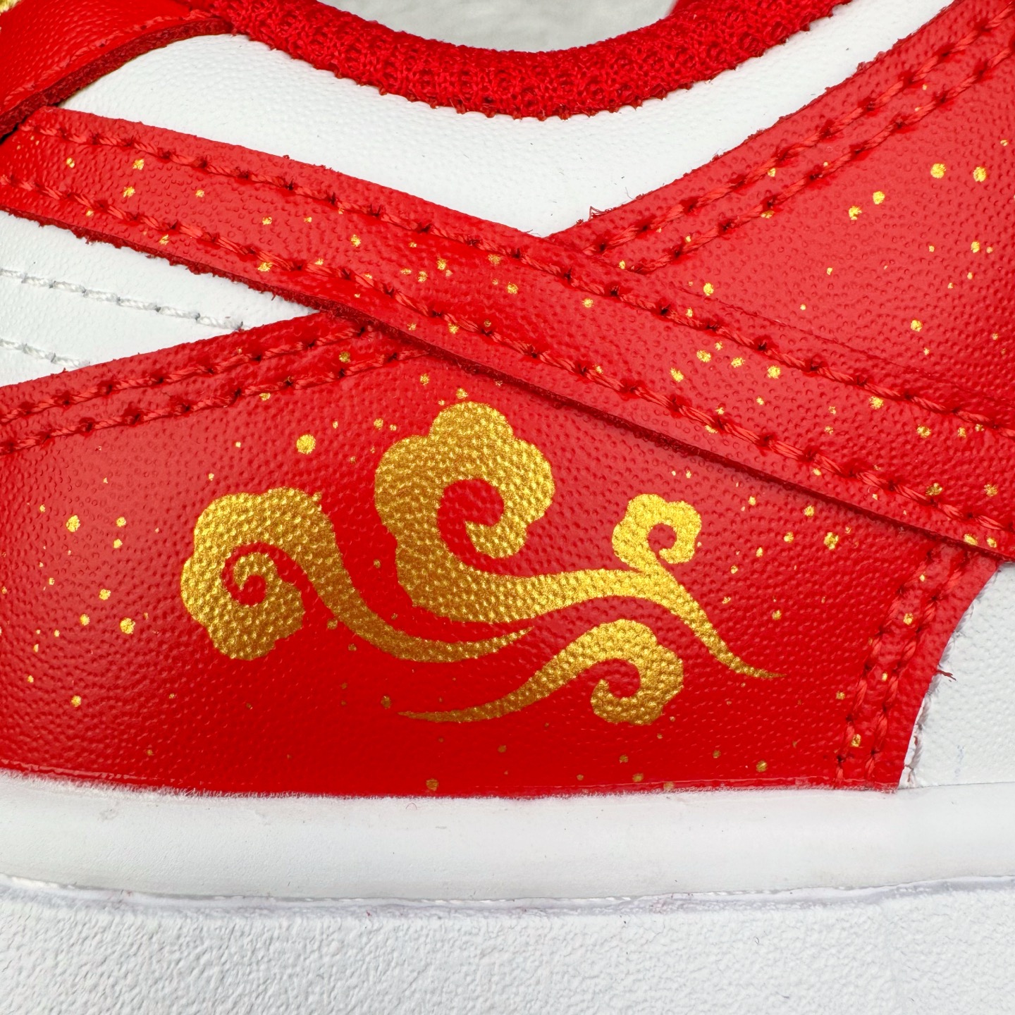 图片[17]-＃YC纯原 NK Dunk Low 婚鞋 吉祥如意 DD1873-116 当经典 Dunk Low 邂逅华夏祥瑞，龙鳞点睛，凤翎流霞，演绎新中式奢华。鞋身红白经典碰撞，金色祥云于后跟升腾，鞋畔「囍」坠轻摇，鞋带、鞋舌的金色组件与鞋头温润珍珠交相辉映，是传统华美与现代工艺的绝妙融合。定制系列天花板 无原鞋不开发 全系列得物原鞋一比一校对开发 配色持续更新中 终端对接 优势输出 全套原厂楦头原纸板数据档案倾力打造 原汁原味莞产 极致还原 圈内最强针车工艺 高端零售指定版 广东原厂配套原盒原标 鞋盒分三个尺码段 原厂冲刀 超高清洁度 全鞋零毛边皮料切割 采用原厂百宏鞋带以及原厂百宏织唛舌标 内标可供原厂几率过验 进口原装条纹中底布 四线拉帮白色点胶 原厂拉帮手法遵循公司 原厂电绣 极致还原 尺码：36 36.5 37.5 38 38.5 39 40 40.5 41 42 42.5 43 44 44.5 45 46-选品中心