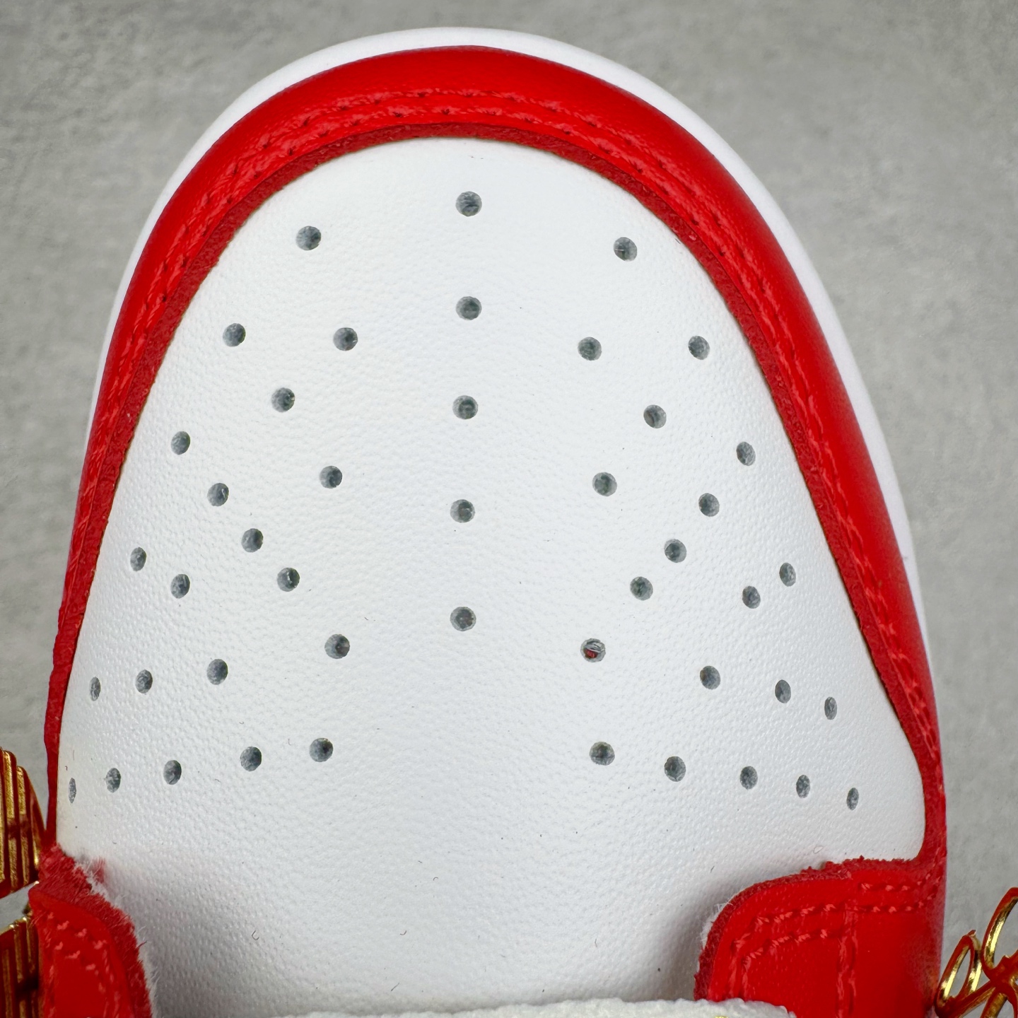 图片[15]-＃YC纯原 NK Dunk Low 婚鞋 吉祥如意 DD1873-116 当经典 Dunk Low 邂逅华夏祥瑞，龙鳞点睛，凤翎流霞，演绎新中式奢华。鞋身红白经典碰撞，金色祥云于后跟升腾，鞋畔「囍」坠轻摇，鞋带、鞋舌的金色组件与鞋头温润珍珠交相辉映，是传统华美与现代工艺的绝妙融合。定制系列天花板 无原鞋不开发 全系列得物原鞋一比一校对开发 配色持续更新中 终端对接 优势输出 全套原厂楦头原纸板数据档案倾力打造 原汁原味莞产 极致还原 圈内最强针车工艺 高端零售指定版 广东原厂配套原盒原标 鞋盒分三个尺码段 原厂冲刀 超高清洁度 全鞋零毛边皮料切割 采用原厂百宏鞋带以及原厂百宏织唛舌标 内标可供原厂几率过验 进口原装条纹中底布 四线拉帮白色点胶 原厂拉帮手法遵循公司 原厂电绣 极致还原 尺码：36 36.5 37.5 38 38.5 39 40 40.5 41 42 42.5 43 44 44.5 45 46-选品中心