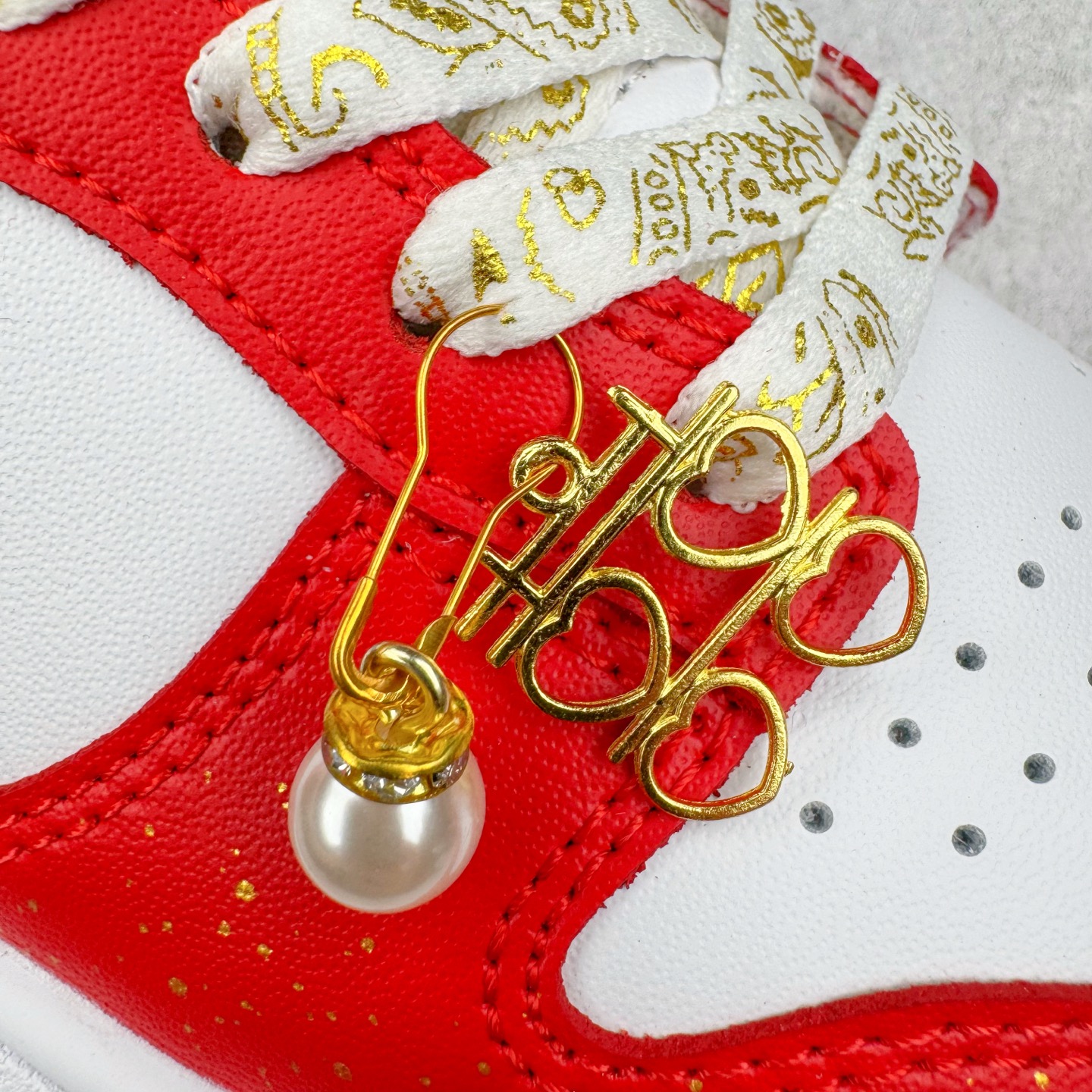 图片[19]-＃YC纯原 NK Dunk Low 婚鞋 吉祥如意 DD1873-116 当经典 Dunk Low 邂逅华夏祥瑞，龙鳞点睛，凤翎流霞，演绎新中式奢华。鞋身红白经典碰撞，金色祥云于后跟升腾，鞋畔「囍」坠轻摇，鞋带、鞋舌的金色组件与鞋头温润珍珠交相辉映，是传统华美与现代工艺的绝妙融合。定制系列天花板 无原鞋不开发 全系列得物原鞋一比一校对开发 配色持续更新中 终端对接 优势输出 全套原厂楦头原纸板数据档案倾力打造 原汁原味莞产 极致还原 圈内最强针车工艺 高端零售指定版 广东原厂配套原盒原标 鞋盒分三个尺码段 原厂冲刀 超高清洁度 全鞋零毛边皮料切割 采用原厂百宏鞋带以及原厂百宏织唛舌标 内标可供原厂几率过验 进口原装条纹中底布 四线拉帮白色点胶 原厂拉帮手法遵循公司 原厂电绣 极致还原 尺码：36 36.5 37.5 38 38.5 39 40 40.5 41 42 42.5 43 44 44.5 45 46-选品中心