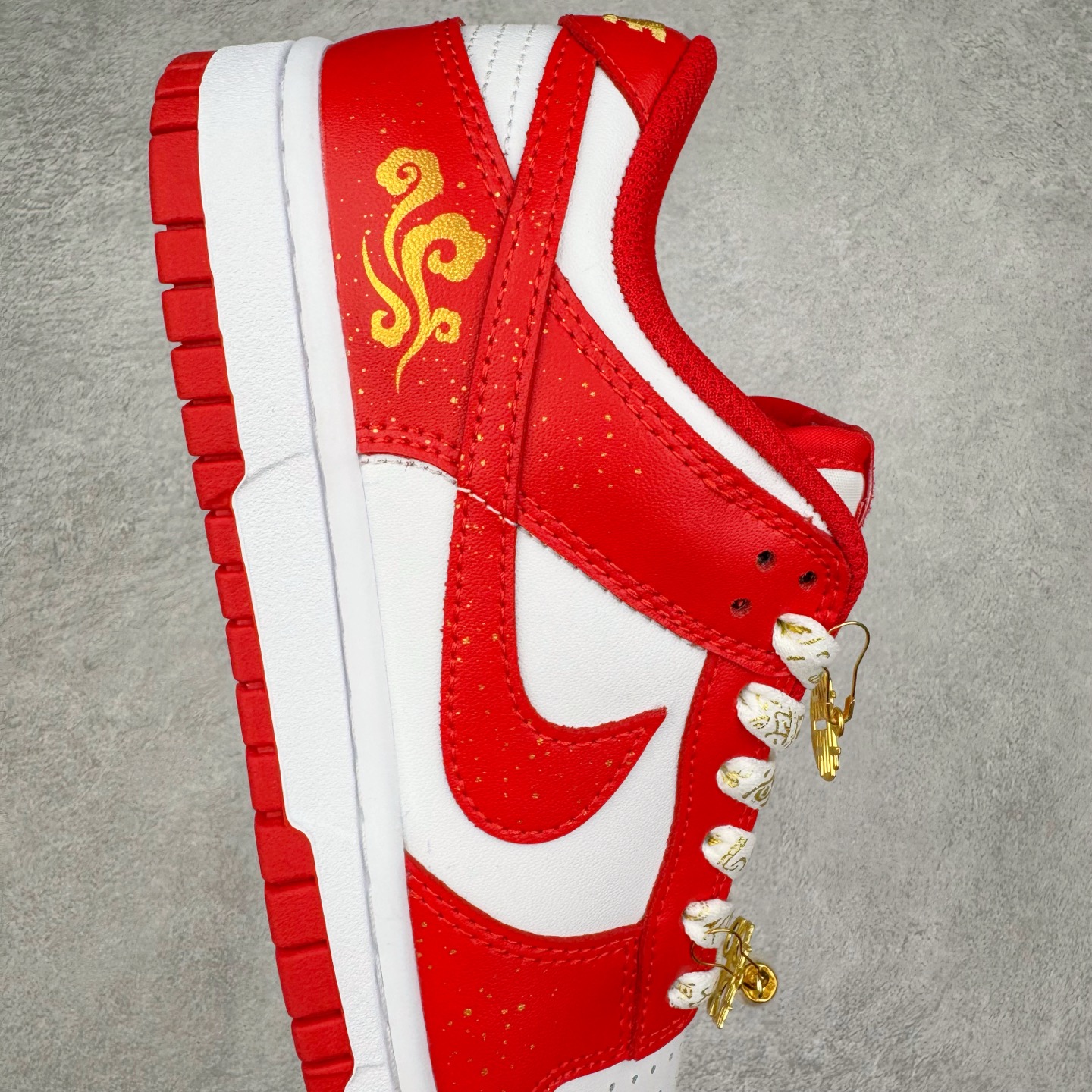 图片[6]-＃YC纯原 NK Dunk Low 婚鞋 吉祥如意 DD1873-116 当经典 Dunk Low 邂逅华夏祥瑞，龙鳞点睛，凤翎流霞，演绎新中式奢华。鞋身红白经典碰撞，金色祥云于后跟升腾，鞋畔「囍」坠轻摇，鞋带、鞋舌的金色组件与鞋头温润珍珠交相辉映，是传统华美与现代工艺的绝妙融合。定制系列天花板 无原鞋不开发 全系列得物原鞋一比一校对开发 配色持续更新中 终端对接 优势输出 全套原厂楦头原纸板数据档案倾力打造 原汁原味莞产 极致还原 圈内最强针车工艺 高端零售指定版 广东原厂配套原盒原标 鞋盒分三个尺码段 原厂冲刀 超高清洁度 全鞋零毛边皮料切割 采用原厂百宏鞋带以及原厂百宏织唛舌标 内标可供原厂几率过验 进口原装条纹中底布 四线拉帮白色点胶 原厂拉帮手法遵循公司 原厂电绣 极致还原 尺码：36 36.5 37.5 38 38.5 39 40 40.5 41 42 42.5 43 44 44.5 45 46-选品中心
