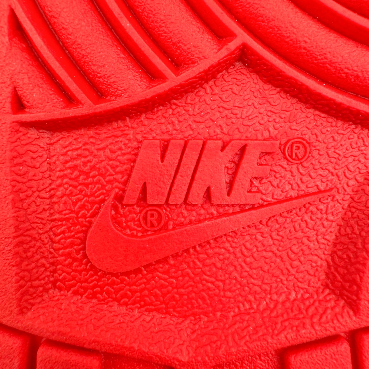 图片[21]-＃YC纯原 NK Dunk Low 婚鞋 吉祥如意 DD1873-116 当经典 Dunk Low 邂逅华夏祥瑞，龙鳞点睛，凤翎流霞，演绎新中式奢华。鞋身红白经典碰撞，金色祥云于后跟升腾，鞋畔「囍」坠轻摇，鞋带、鞋舌的金色组件与鞋头温润珍珠交相辉映，是传统华美与现代工艺的绝妙融合。定制系列天花板 无原鞋不开发 全系列得物原鞋一比一校对开发 配色持续更新中 终端对接 优势输出 全套原厂楦头原纸板数据档案倾力打造 原汁原味莞产 极致还原 圈内最强针车工艺 高端零售指定版 广东原厂配套原盒原标 鞋盒分三个尺码段 原厂冲刀 超高清洁度 全鞋零毛边皮料切割 采用原厂百宏鞋带以及原厂百宏织唛舌标 内标可供原厂几率过验 进口原装条纹中底布 四线拉帮白色点胶 原厂拉帮手法遵循公司 原厂电绣 极致还原 尺码：36 36.5 37.5 38 38.5 39 40 40.5 41 42 42.5 43 44 44.5 45 46-选品中心