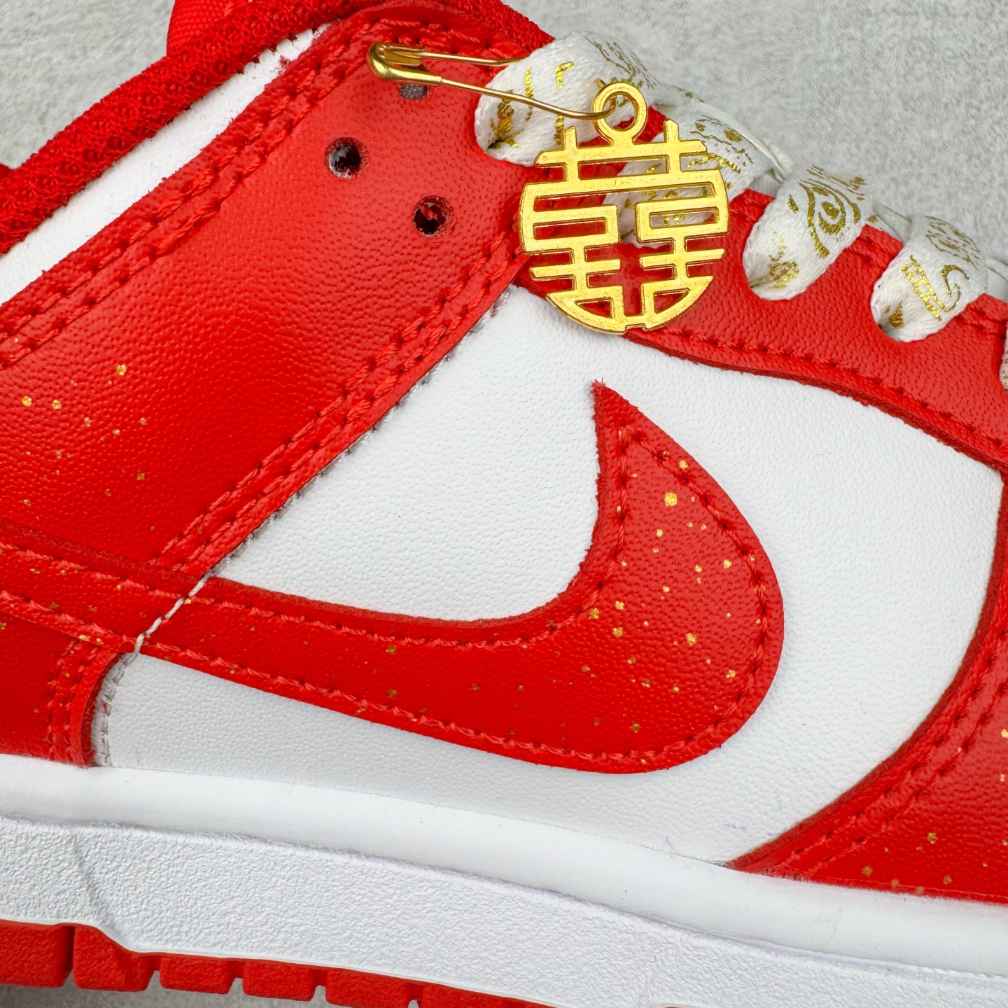 图片[18]-＃YC纯原 NK Dunk Low 婚鞋 吉祥如意 DD1873-116 当经典 Dunk Low 邂逅华夏祥瑞，龙鳞点睛，凤翎流霞，演绎新中式奢华。鞋身红白经典碰撞，金色祥云于后跟升腾，鞋畔「囍」坠轻摇，鞋带、鞋舌的金色组件与鞋头温润珍珠交相辉映，是传统华美与现代工艺的绝妙融合。定制系列天花板 无原鞋不开发 全系列得物原鞋一比一校对开发 配色持续更新中 终端对接 优势输出 全套原厂楦头原纸板数据档案倾力打造 原汁原味莞产 极致还原 圈内最强针车工艺 高端零售指定版 广东原厂配套原盒原标 鞋盒分三个尺码段 原厂冲刀 超高清洁度 全鞋零毛边皮料切割 采用原厂百宏鞋带以及原厂百宏织唛舌标 内标可供原厂几率过验 进口原装条纹中底布 四线拉帮白色点胶 原厂拉帮手法遵循公司 原厂电绣 极致还原 尺码：36 36.5 37.5 38 38.5 39 40 40.5 41 42 42.5 43 44 44.5 45 46-选品中心