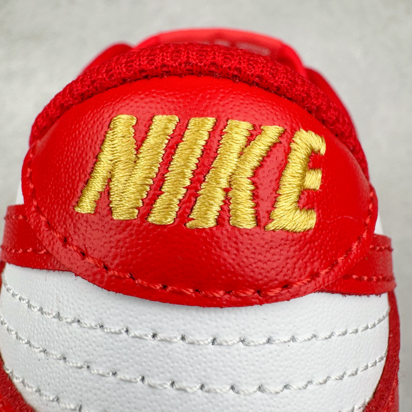 图片[16]-＃YC纯原 NK Dunk Low 婚鞋 吉祥如意 DD1873-116 当经典 Dunk Low 邂逅华夏祥瑞，龙鳞点睛，凤翎流霞，演绎新中式奢华。鞋身红白经典碰撞，金色祥云于后跟升腾，鞋畔「囍」坠轻摇，鞋带、鞋舌的金色组件与鞋头温润珍珠交相辉映，是传统华美与现代工艺的绝妙融合。定制系列天花板 无原鞋不开发 全系列得物原鞋一比一校对开发 配色持续更新中 终端对接 优势输出 全套原厂楦头原纸板数据档案倾力打造 原汁原味莞产 极致还原 圈内最强针车工艺 高端零售指定版 广东原厂配套原盒原标 鞋盒分三个尺码段 原厂冲刀 超高清洁度 全鞋零毛边皮料切割 采用原厂百宏鞋带以及原厂百宏织唛舌标 内标可供原厂几率过验 进口原装条纹中底布 四线拉帮白色点胶 原厂拉帮手法遵循公司 原厂电绣 极致还原 尺码：36 36.5 37.5 38 38.5 39 40 40.5 41 42 42.5 43 44 44.5 45 46-选品中心