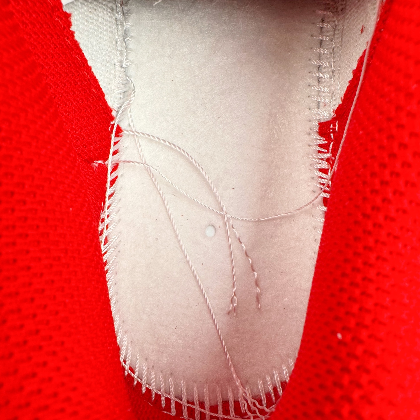 图片[10]-＃YC纯原 NK Dunk Low 婚鞋 吉祥如意 DD1873-116 当经典 Dunk Low 邂逅华夏祥瑞，龙鳞点睛，凤翎流霞，演绎新中式奢华。鞋身红白经典碰撞，金色祥云于后跟升腾，鞋畔「囍」坠轻摇，鞋带、鞋舌的金色组件与鞋头温润珍珠交相辉映，是传统华美与现代工艺的绝妙融合。定制系列天花板 无原鞋不开发 全系列得物原鞋一比一校对开发 配色持续更新中 终端对接 优势输出 全套原厂楦头原纸板数据档案倾力打造 原汁原味莞产 极致还原 圈内最强针车工艺 高端零售指定版 广东原厂配套原盒原标 鞋盒分三个尺码段 原厂冲刀 超高清洁度 全鞋零毛边皮料切割 采用原厂百宏鞋带以及原厂百宏织唛舌标 内标可供原厂几率过验 进口原装条纹中底布 四线拉帮白色点胶 原厂拉帮手法遵循公司 原厂电绣 极致还原 尺码：36 36.5 37.5 38 38.5 39 40 40.5 41 42 42.5 43 44 44.5 45 46-选品中心