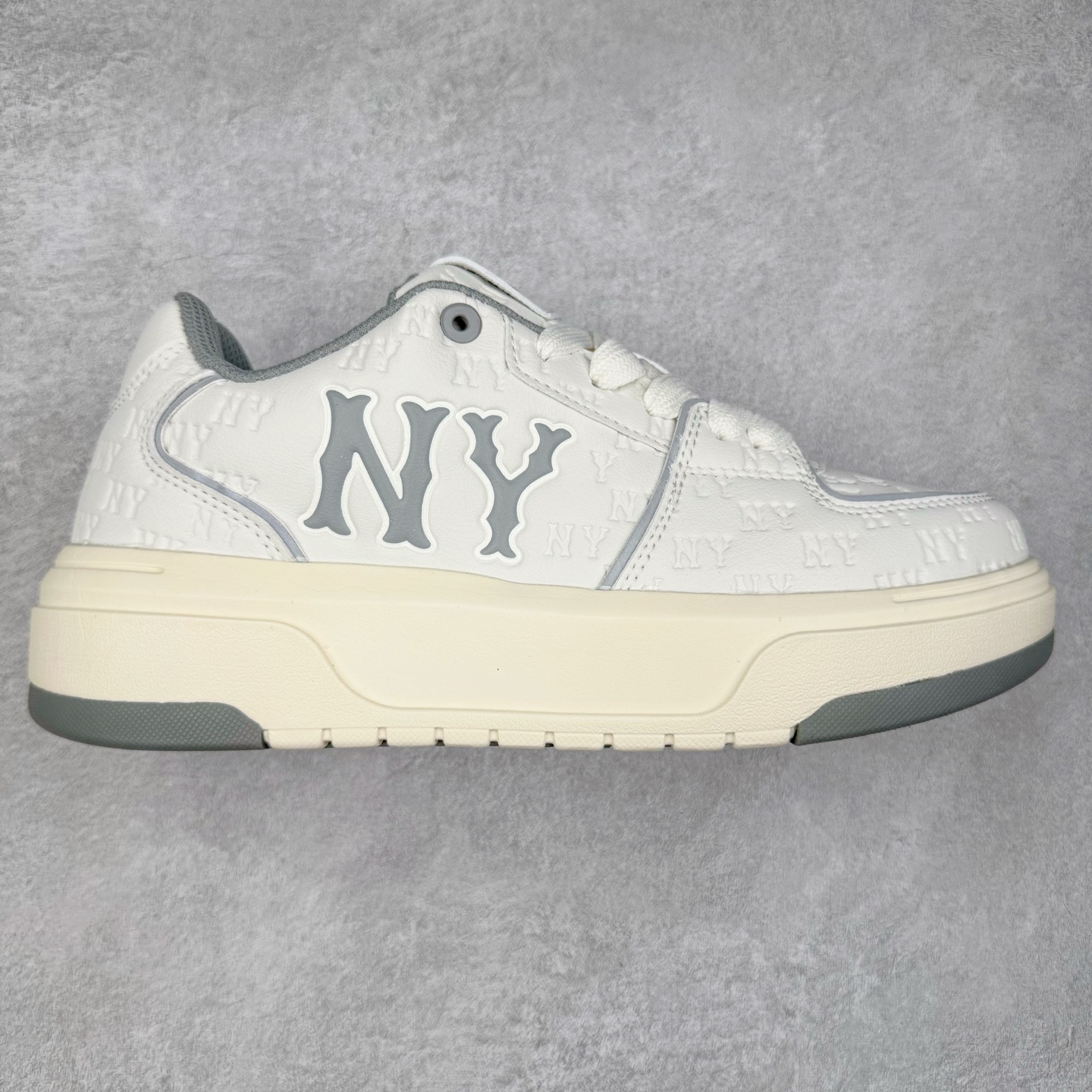 MLB Chunky Liner Basic 复古印花学长鞋系列低帮轻量增高厚底百搭休闲运动慢跑鞋板鞋 Korea韩国联名NY美国榄球纽约洋基队限定 韩国代购专供 全套原楦原纸板原厂数据开发 正确中底拉帮中底网布细节 平台代购专供 左脚内置芯片 韩国代购吊牌标贴 独家一比一RB+MD组合大底 高频后跟小人Logo精准对位立体饱满 正确网布加超迁鞋面 转印中底走线紧密 转印Logo工艺表层防刮不掉色 尺码：35 36 36.5 37.5 38 38.5 39 40 40.5 41 42 42.5 43 44 45-选品中心