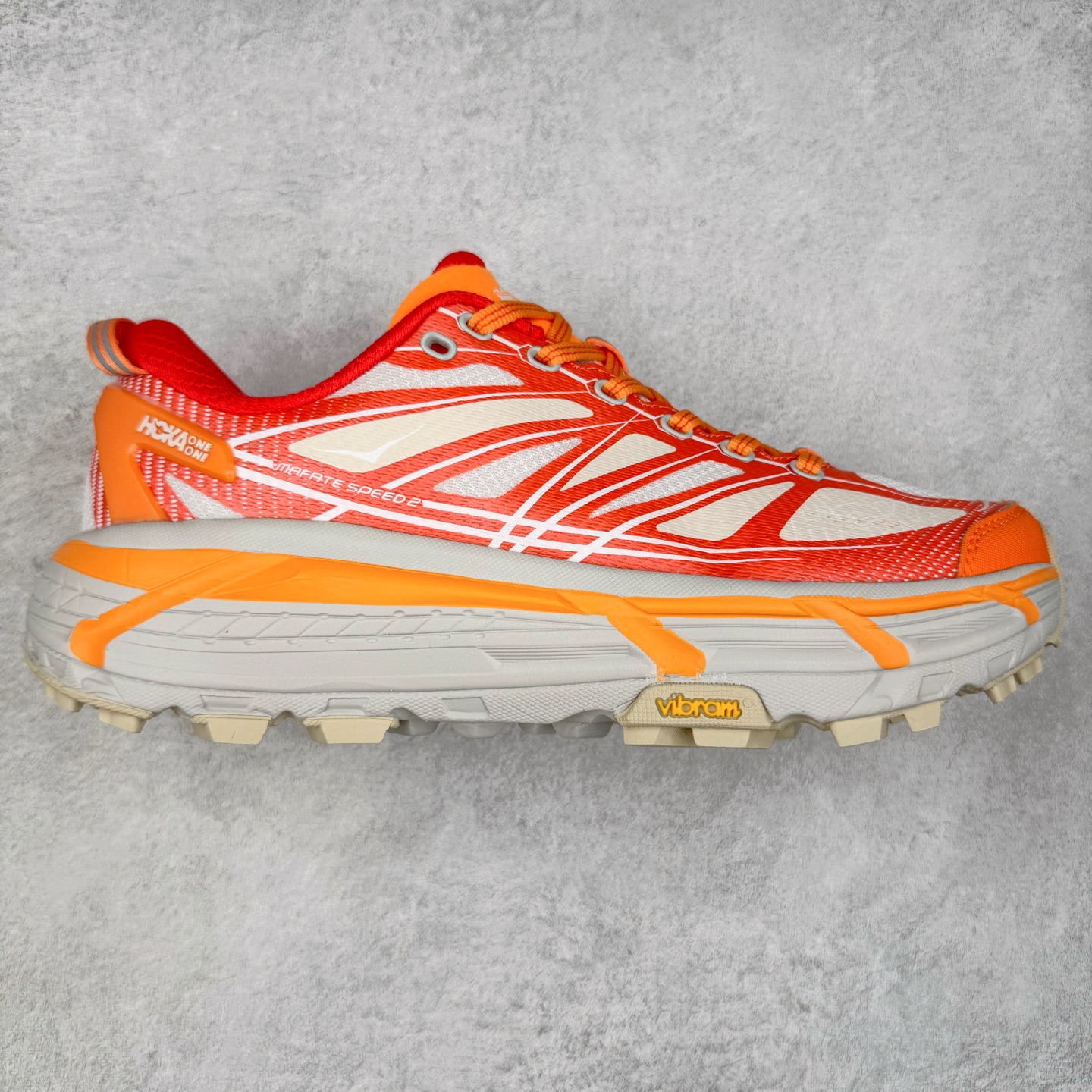 HOKA ONE ONE Mafate Speed 2 Low 玛法特2代系列低帮轻量户外越野休闲运动慢跑鞋 HOKA ONE ONE 最近推出了一个胶囊系列 Origin Story 这个系列里的 Mafate Speed 2 可以说让我日思夜想有一阵子了 最近终于拔草 让我来分享一下这双也是上脚赞到爆的越野跑鞋吧 以阿尔卑斯山脉作为主题将亮黄色与蓝色调覆盖在这经典轮廓之上 配色的呈现效果相当亮眼 以至于很多人买这个配色是用来日常搭配的 鞋面采用超轻的无缝架构 轻薄的TPU贴在透气的鞋面材料上 减轻重量同时也保证了支撑性 鞋底则采用滚动平衡技术 引导跑者回归自然步态 祖传的神奇EVA材质中底依旧是一如既往地表现优秀 能提供充足的缓震 作为HOKA家的越野跑鞋 VIBRAM 橡胶大底也是必不可少的 即便在复杂湿滑的地形 依旧能有良好的抓地力及稳定性 鞋带采用了弹性不易松脱的扁宽弹性鞋带 前掌与中掌部分也进行了加宽 也更加适合亚洲人的脚型 是一款十分全面且足够强悍的户外硬核越野鞋 而这双极其亮眼的越野跑鞋恰好又是在江山一百中参赛的UTMB冠军 Ludovic POMMERET 夺冠时穿着的战靴 这就让它变得更加有吸引力了 用来日常搭配的话短裤是基本不挑 长裤我个人推荐阔腿裤 工装裤以及各种长筒牛仔裤都可以 尺码：36 36.5 37.5 38 38.5 39 40 40.5 41 42 42.5 43 44 44.5 45-选品中心