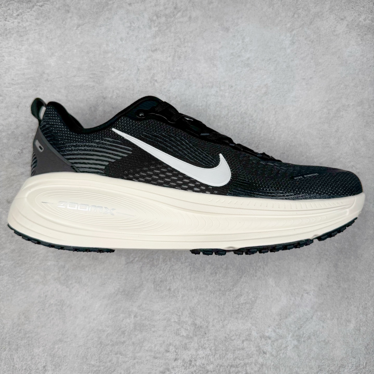 ＃纯原福利 NK Air Zoom Vomero 18 轻便舒适公路跑步鞋 质感柔软 弹力充沛 助力一路畅跑 乐享不停 厚实泡绵缔造舒适的回弹效果 铸就出色跑步表现 该鞋款轻盈透气 带你步入舒适新境界 疾速刺激感和非凡舒适脚感交织 定能让跑者在迈步间找到渴望已久的跑步乐趣 自如掌控跑步节奏、配速和里程 足底缓震配置赋予双足柔软舒适感受 助你一路畅跑 缓震设计 在双足触地时有助提供舒适脚感 搭载性能出众的 ZoomX 和 Cushlon 泡绵 营造柔软舒适脚感 助你稳稳迈步 基于跑者反馈 简化中底设计 带来出色舒适感 尺码：36 36.5 37.5 38 38.5 39 40 40.5 41 42 42.5 43 44 44.5 45-选品中心