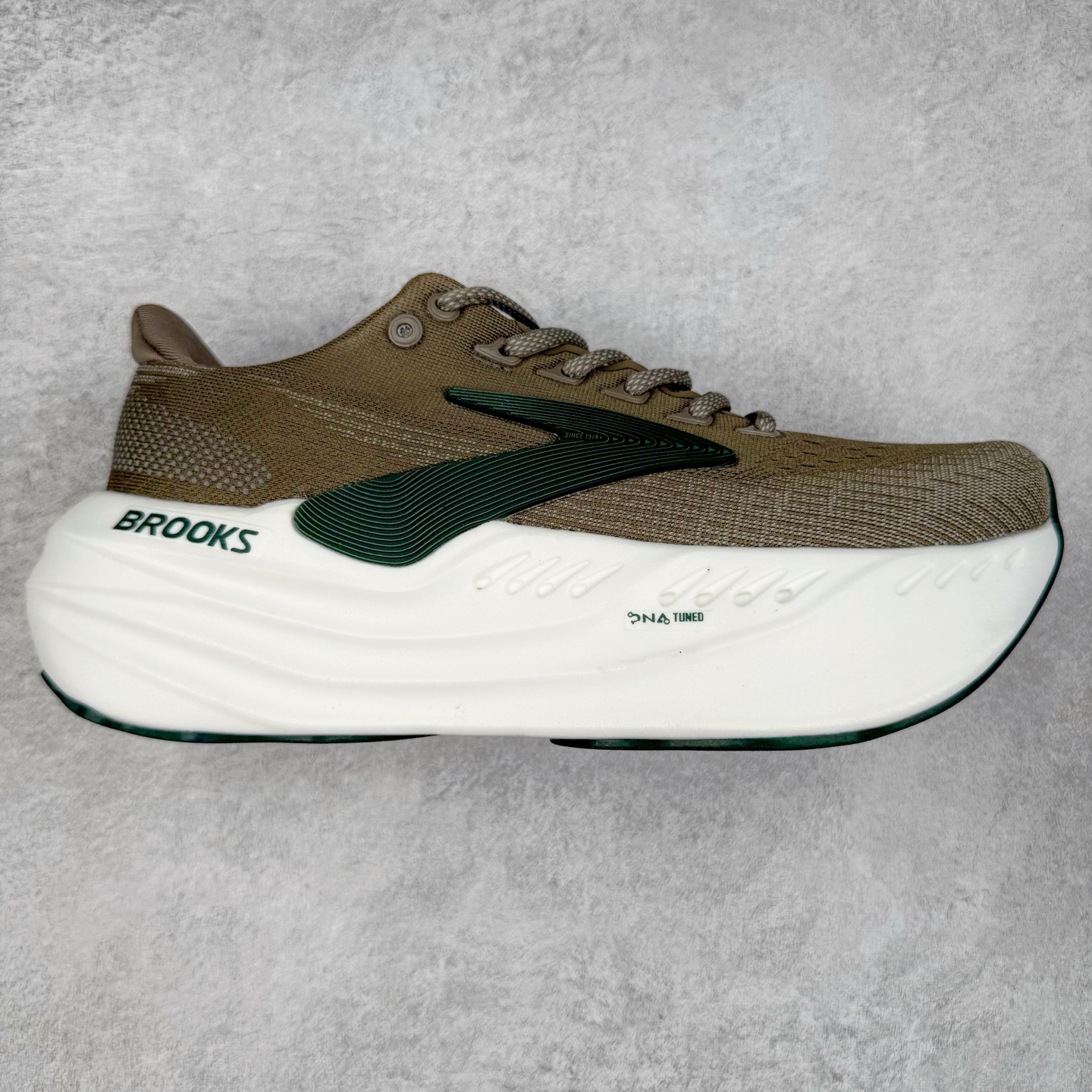 Brooks Hyperion Elite 布鲁克斯龙卷风4代舒适百搭运动低帮马拉松跑步鞋 男女同款 Brooks 四大跑鞋之一 百年品牌 跑鞋从外形上基本就能判断这是一款速度跑鞋 简洁干练的外形结构和极强的运动流线型看着非常有速度感 上脚的第一感觉是非常轻 美码9码的鞋单只206g不到 从个人偏好来说 200g左右的竞速鞋最具安全感 鞋面采用单层网布 很薄 前掌使用了大量开放式网眼 排气直接快速 透气性上乘 鞋舌也是轻量化设计 仅为一层麂皮 和脚背完美贴合 鞋舌中央有个防偏穿孔 从实际穿着来看 通常鞋舌都是外偏 如果是防偏穿孔位于中心 防偏效果其实并不十分有效 如果采用趋外侧的偏心设计更有效 鞋帮泡棉填充量不大 但非常紧凑 贴合舒适 包裹稳固 内置硬质TPU保证必要的稳定性 跑鞋中底采用的是DNA FLASH科技材料 DNA FLASH中底科技 是Brooks第一款将氮气注入中底的创新科技 主要原理是借助“超临界流体”发泡技术 将液态氮稳定的转化为气态氮 并使其均匀地形成无数紧密贴合的密闭式气囊结构 尺码：36 36.5 37.5 38 38.5 39 40 40.5 41 42 42.5 43 44 44.5 45 46-选品中心