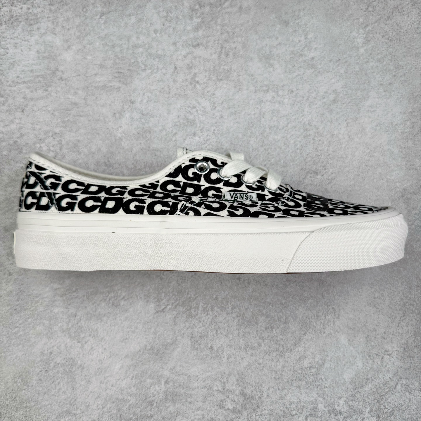 CDG x Vans Authentic 44 2025官方新款 OTW高端支线 川久保玲联名限定 休闲硫化板鞋 原鞋开发 公司同源整套流水线 满印黑白logo涂鸦 升级Sola Foam缓震可抽卸鞋垫 舒适度翻倍 质感拉满 防滑硫化底耐磨抗造 货号:VN000EEUUY6 尺码:35 36 36.5 37 38 38.5 39 40.5 41 42 42.5 43 44 44.5 45-选品中心