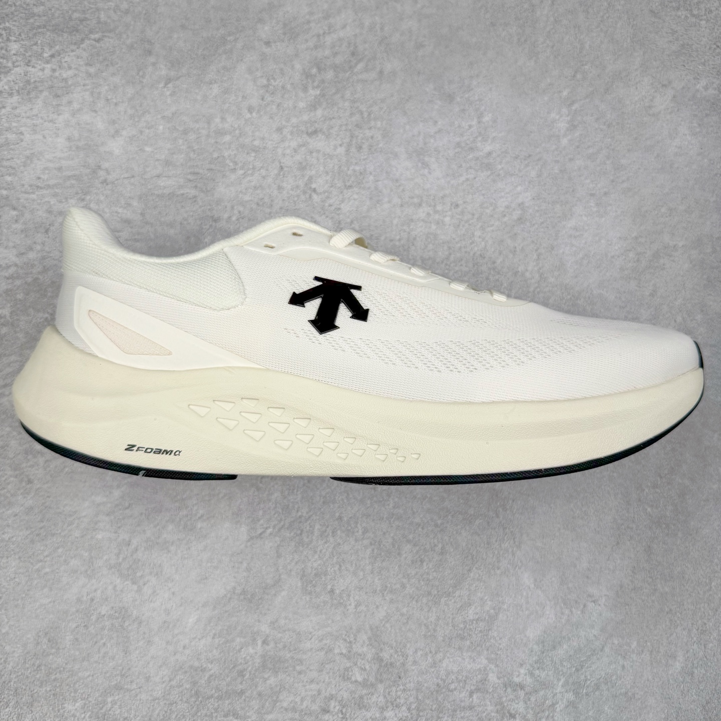 DESCENTE Run Step 迪桑特舒适耐磨 低帮 休闲训练长跑城市通勤跑步鞋 DESCENTE（迪桑特）创立于1935年，品牌名取自法语词汇，意为“滑降”。品牌箭头标识代表滑雪的三种技术“高速直线滑行”、“穿越”和“侧滑”，也寓意品牌在打造高端专业运动产品中不断追求完美的创新精神，致力于成为中国高端专业滑雪、综训、女子、铁人三项、高尔夫的第一品牌。实拍调校N版已经零色差零失真 百分百还原实物色彩所见即所得 不存在货不对板色差等低级问题 选购参考实物拍摄 不混卖不参货 只用心做好货严格选品 承诺混一赔十 尺码：36 36.5 37.5 38 38.5 39 40 40.5 41 42 42.5 43 44 44.5 45-选品中心