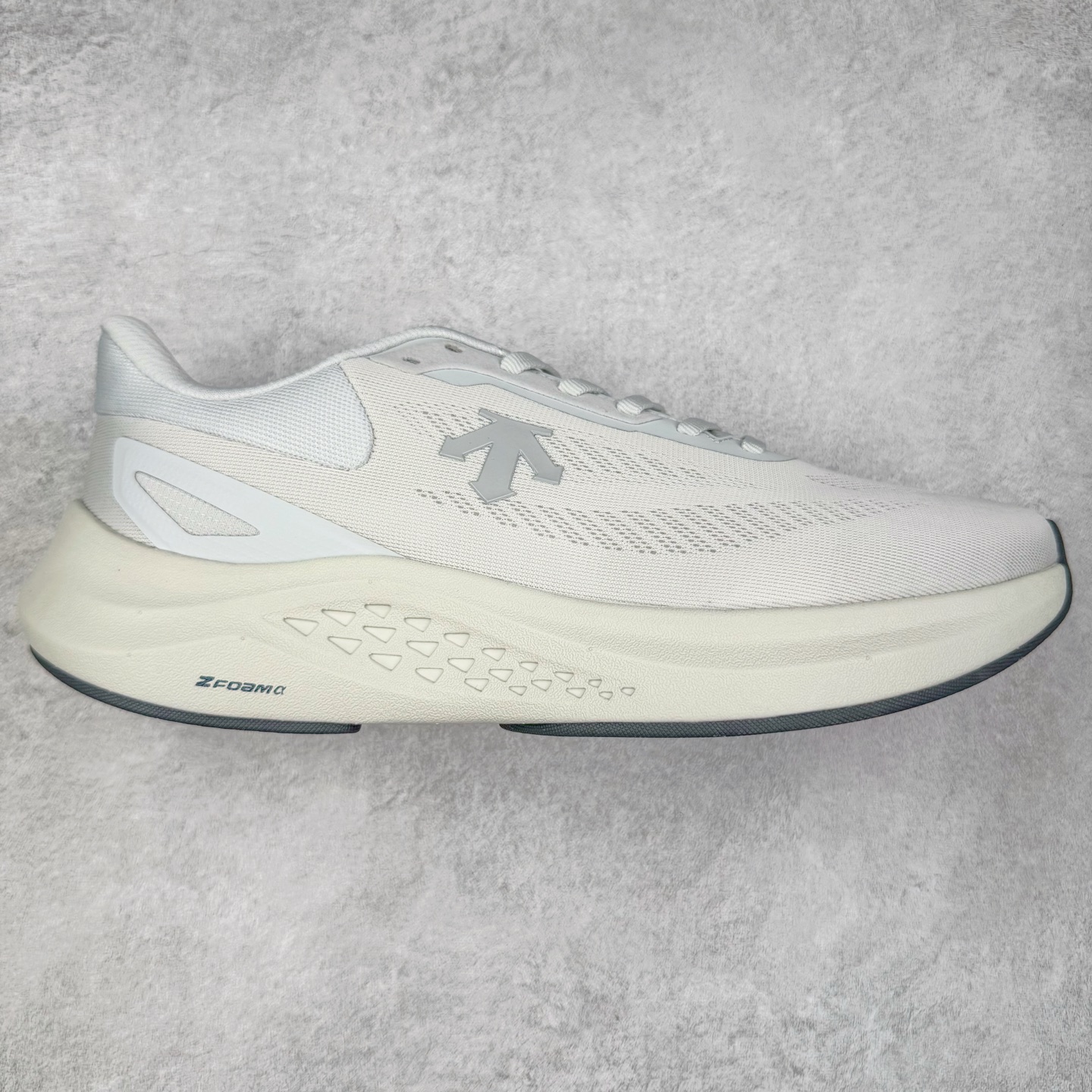 DESCENTE Run Step 迪桑特舒适耐磨 低帮 休闲训练长跑城市通勤跑步鞋 DESCENTE（迪桑特）创立于1935年，品牌名取自法语词汇，意为“滑降”。品牌箭头标识代表滑雪的三种技术“高速直线滑行”、“穿越”和“侧滑”，也寓意品牌在打造高端专业运动产品中不断追求完美的创新精神，致力于成为中国高端专业滑雪、综训、女子、铁人三项、高尔夫的第一品牌。实拍调校N版已经零色差零失真 百分百还原实物色彩所见即所得 不存在货不对板色差等低级问题 选购参考实物拍摄 不混卖不参货 只用心做好货严格选品 承诺混一赔十 尺码：36 36.5 37.5 38 38.5 39 40 40.5 41 42 42.5 43 44 44.5 45-选品中心