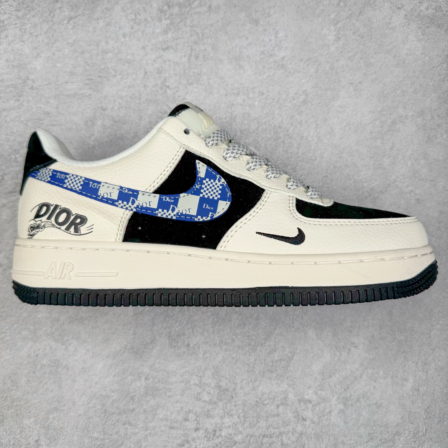 NK Air Force 1´07 Low 空军一号低帮百搭休闲运动板鞋 KK1988-091 柔软、弹性十足的缓震性能和出色的中底设计 横跨复古与现代的外型结合 造就出风靡全球 三十多年的Force 1 直到今天还深受青睐 实拍调校N版已经零色差零失真 百分百还原实物色彩所见即所得 不存在货不对板色差等低级问题 选购参考实物拍摄 不混卖不参货 只用心做好货严格选品 承诺混一赔十 尺码：36 36.5 37.5 38 38.5 39 40 40.5 41 42 42.5 43 44 44.5 45-选品中心