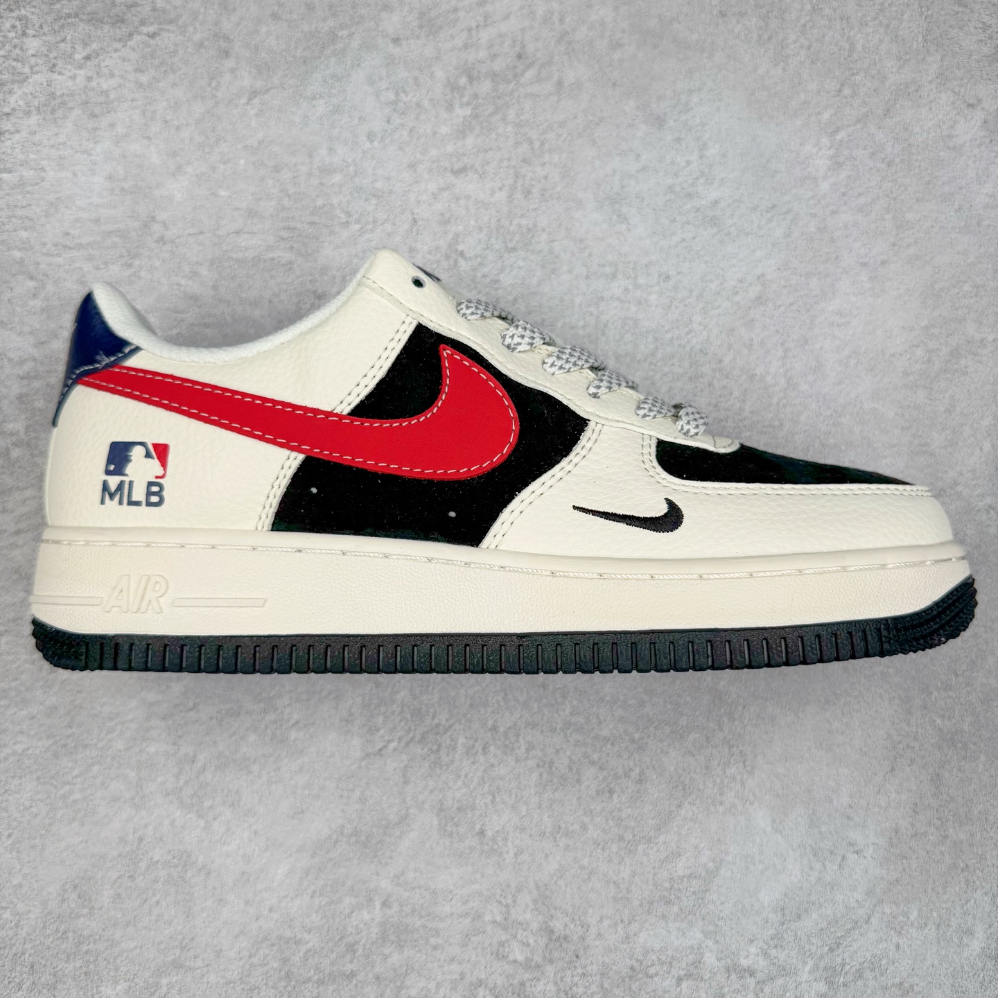 NK Air Force 1´07 Low 空军一号低帮百搭休闲运动板鞋 KK1988-091 柔软、弹性十足的缓震性能和出色的中底设计 横跨复古与现代的外型结合 造就出风靡全球 三十多年的Force 1 直到今天还深受青睐 实拍调校N版已经零色差零失真 百分百还原实物色彩所见即所得 不存在货不对板色差等低级问题 选购参考实物拍摄 不混卖不参货 只用心做好货严格选品 承诺混一赔十 尺码：36 36.5 37.5 38 38.5 39 40 40.5 41 42 42.5 43 44 44.5 45-选品中心