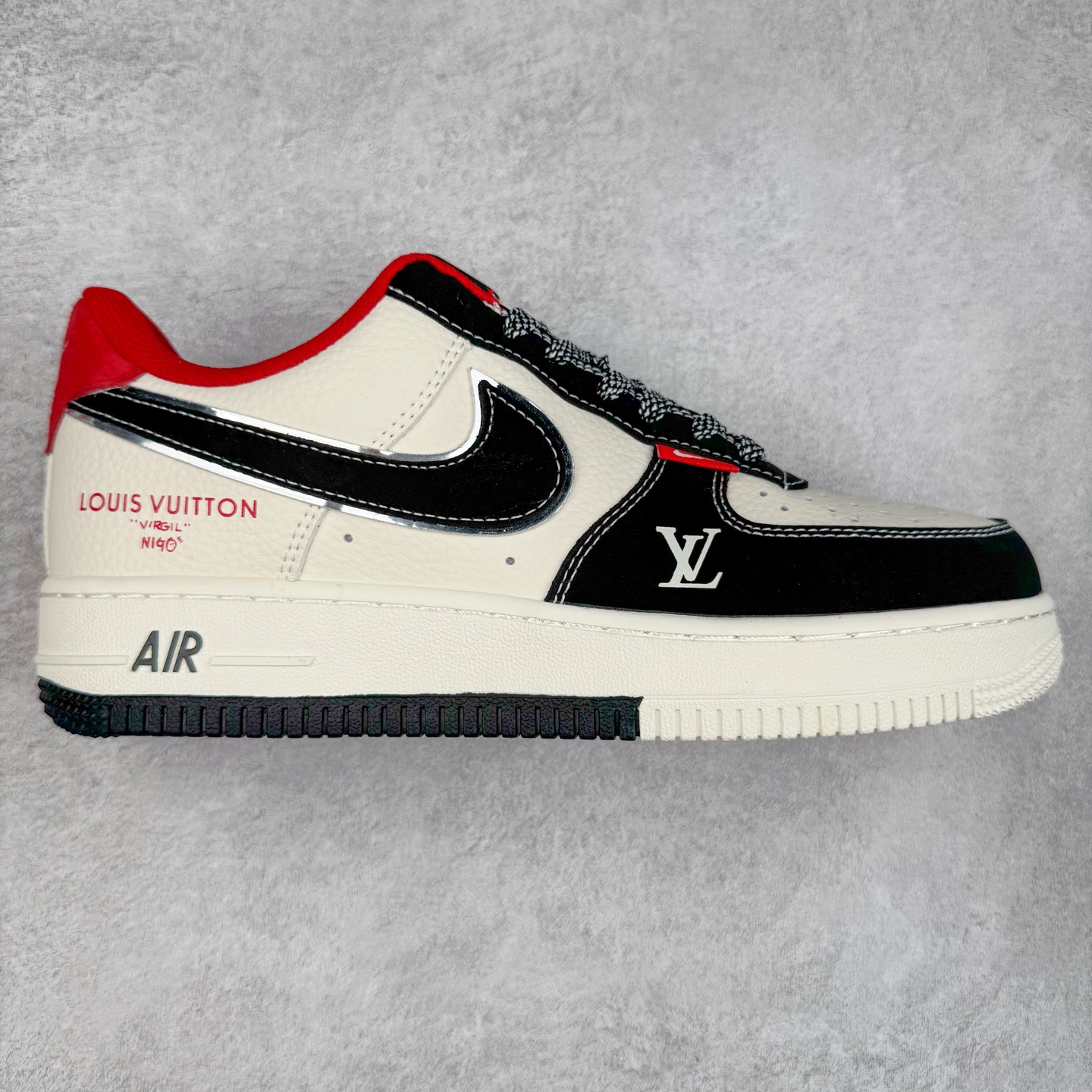 NK Air Force 1´07 Low 空军一号低帮百搭休闲运动板鞋 CS5288-022 柔软、弹性十足的缓震性能和出色的中底设计 横跨复古与现代的外型结合 造就出风靡全球 三十多年的Force 1 直到今天还深受青睐 实拍调校N版已经零色差零失真 百分百还原实物色彩所见即所得 不存在货不对板色差等低级问题 选购参考实物拍摄 不混卖不参货 只用心做好货严格选品 承诺混一赔十 尺码：36 36.5 37.5 38 38.5 39 40 40.5 41 42 42.5 43 44 44.5 45-选品中心