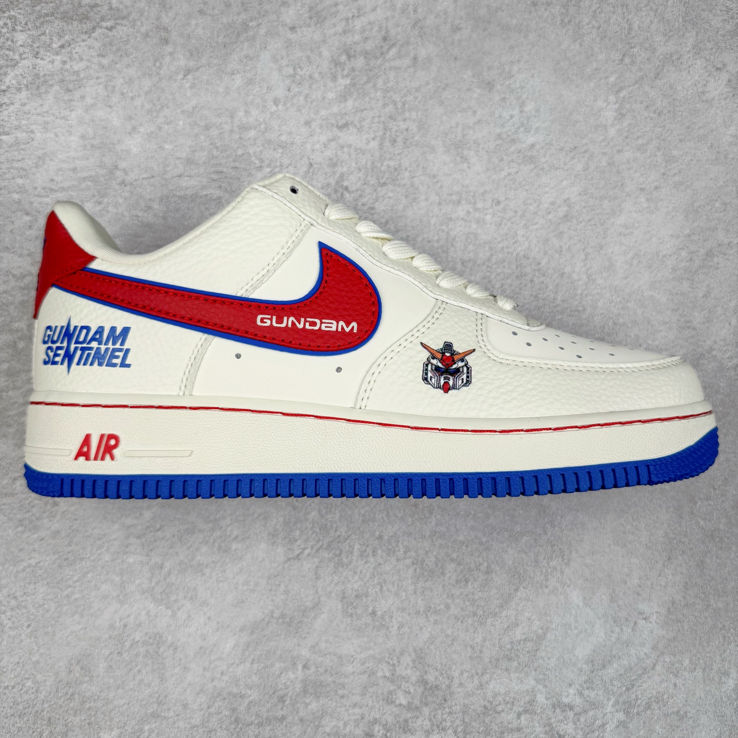 NK Air Force 1´07 Low 空军一号低帮百搭休闲运动板鞋 SC0601-565 柔软、弹性十足的缓震性能和出色的中底设计 横跨复古与现代的外型结合 造就出风靡全球 三十多年的Force 1 直到今天还深受青睐 实拍调校N版已经零色差零失真 百分百还原实物色彩所见即所得 不存在货不对板色差等低级问题 选购参考实物拍摄 不混卖不参货 只用心做好货严格选品 承诺混一赔十 尺码：36 36.5 37.5 38 38.5 39 40 40.5 41 42 42.5 43 44 44.5 45-选品中心