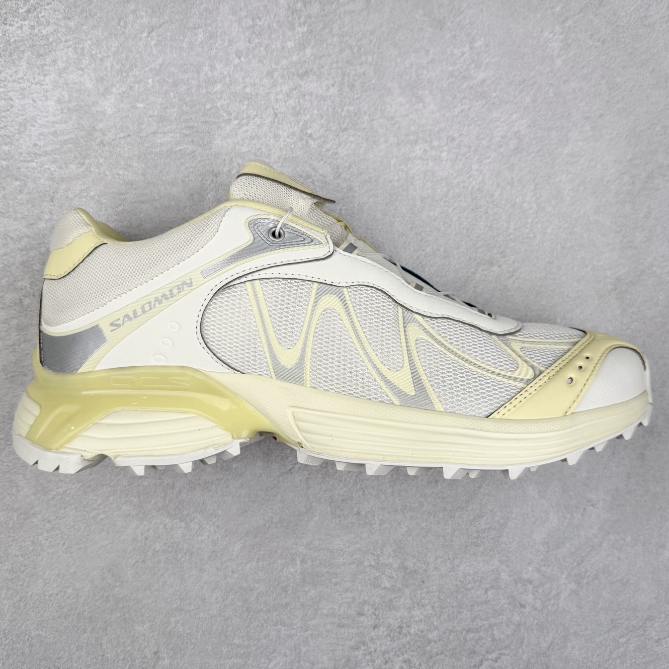 ＃HP SALOMON XT-WHISPER 萨洛蒙圆头防滑耐磨低帮休闲越野训练城市通勤跑步鞋 男女同款 浅棕色 纯原外贸平台特供订单 耗时半年巨作 全套原纸板楦头开发 原厂特供网布配套加持 确保原汁原味 完美呈现版型 原档数据独家私模五层组合大底 男女鞋同步官方开发至46.5 原装Ortholite轻量化鞋垫 中底布带钢印编号 原厂TPU锁扣 进口港宝加持 后跟自然饱满 还原公司包裹性 鞋面以“锯齿”状的包裹系统呈现 在基色底之下加入了各种色点缀 将公司的最新技术和时尚前卫的造型融入耐用的长跑款式中 鞋面由 TPU 薄膜制成 并焊接在高耐磨网眼上 使其既时尚又坚固 由 ACS底盘支撑 可增强稳定性和支撑力 以及由橡胶凸耳 Contragrip外底覆盖的 EVA 缓冲中底 旨在应对崎岖的地形 鞋舌上的彩色Salomon 标签、Quicklace 系统以及鞋头、鞋舌和鞋跟上的附加品牌使细节更加完美 让穿着者可以轻松驾驭户外与通勤下的任何运动生活场景 无缝鞋身户外随意纵横 颜值与脚感兼备 出街通勤 绝对非常吸睛 你值得拥有 尺码：36 36.5 37.5 38 38.5 39 40 40.5 41 42 42.5 43 44 44.5 45 46 46.5 注意：偏小1码-选品中心