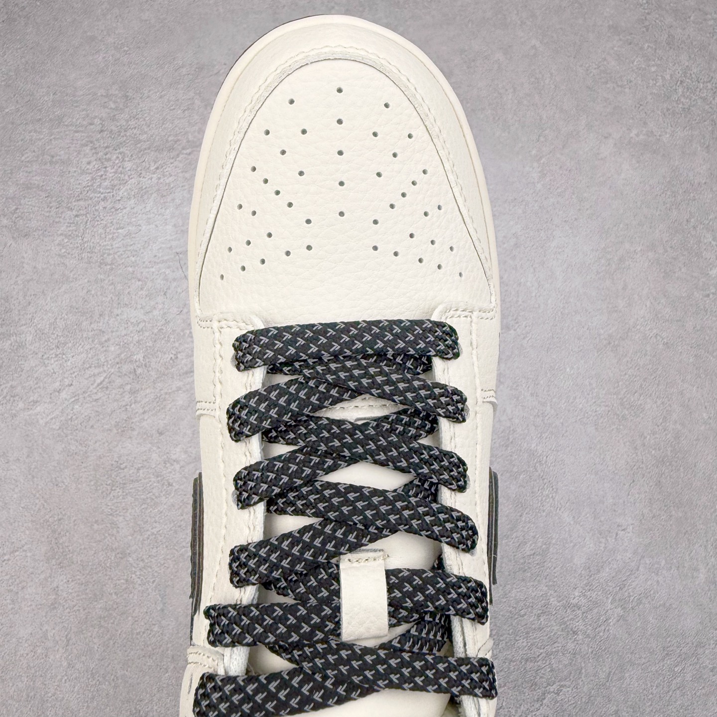 图片[4]-NK Dunk Low 定制配色 JP1628-008 大厂出品 极力推荐 原装头层材料 独家版型蒸餾加工帶來的是更好的视觉和脚感体验大厂纯原品质出货 清洁度 电绣工艺 皮料切割干净无任何毛边 细节完美 实拍调校N版已经零色差零失真 百分百还原实物色彩所见即所得 不存在货不对板色差等低级问题 选购参考实物拍摄 不混卖不参货 只用心做好货严格选品 承诺混一赔十 尺码：36 36.5 37.5 38 38.5 39 40 40.5 41 42 42.5 43 44 44.5 45-选品中心