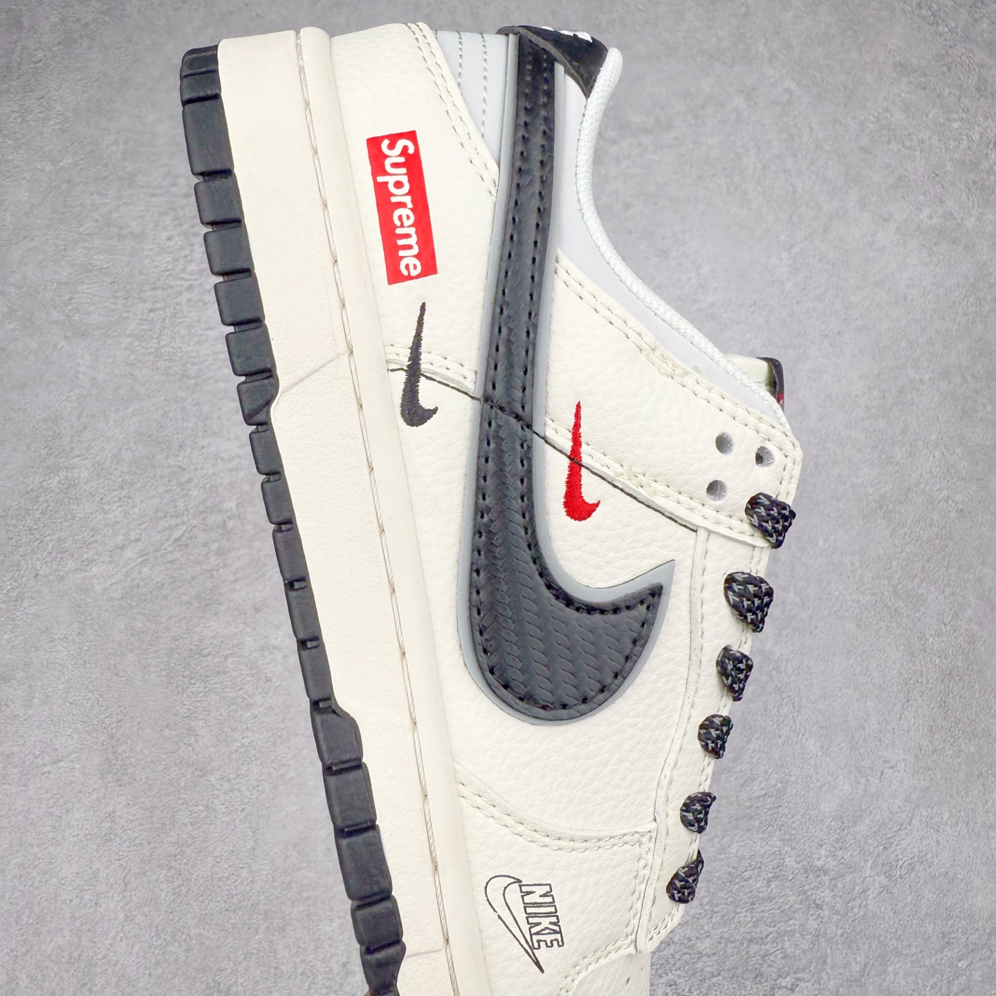 图片[6]-NK Dunk Low 定制配色 JP1628-008 大厂出品 极力推荐 原装头层材料 独家版型蒸餾加工帶來的是更好的视觉和脚感体验大厂纯原品质出货 清洁度 电绣工艺 皮料切割干净无任何毛边 细节完美 实拍调校N版已经零色差零失真 百分百还原实物色彩所见即所得 不存在货不对板色差等低级问题 选购参考实物拍摄 不混卖不参货 只用心做好货严格选品 承诺混一赔十 尺码：36 36.5 37.5 38 38.5 39 40 40.5 41 42 42.5 43 44 44.5 45-选品中心