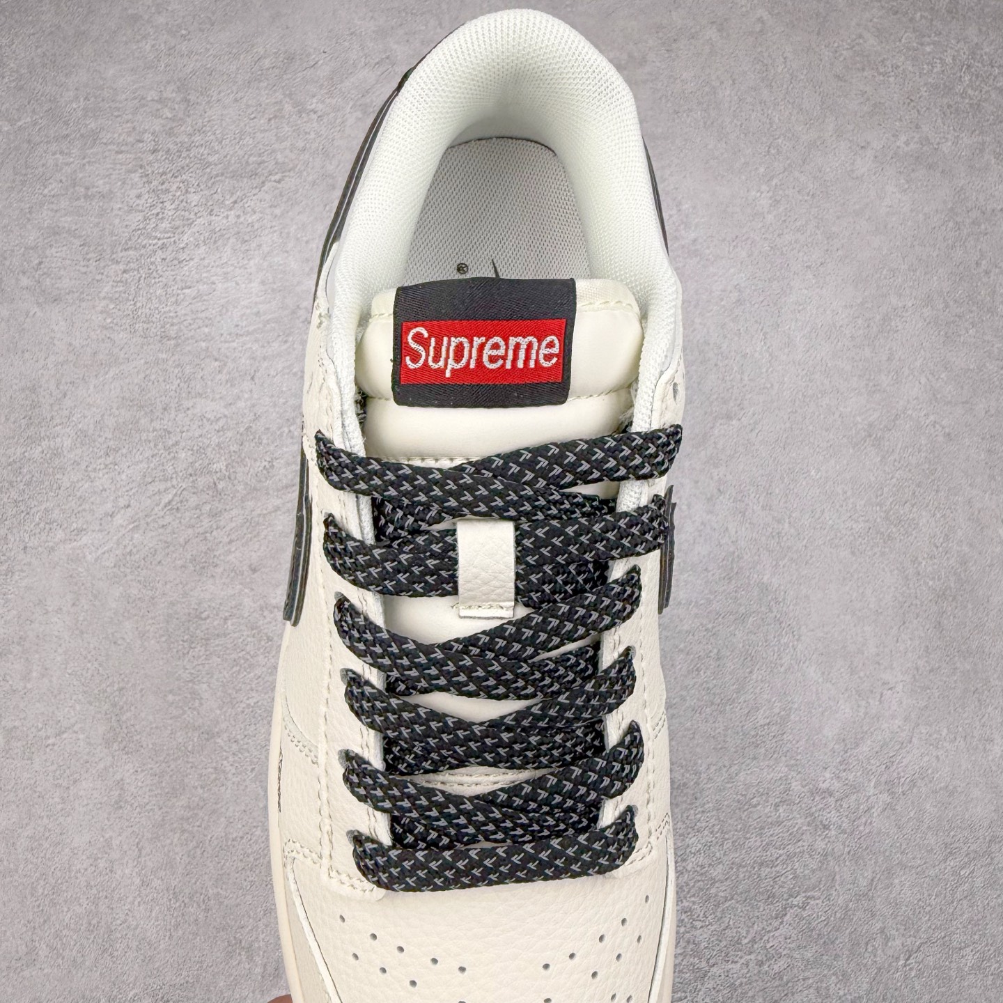 图片[5]-NK Dunk Low 定制配色 JP1628-008 大厂出品 极力推荐 原装头层材料 独家版型蒸餾加工帶來的是更好的视觉和脚感体验大厂纯原品质出货 清洁度 电绣工艺 皮料切割干净无任何毛边 细节完美 实拍调校N版已经零色差零失真 百分百还原实物色彩所见即所得 不存在货不对板色差等低级问题 选购参考实物拍摄 不混卖不参货 只用心做好货严格选品 承诺混一赔十 尺码：36 36.5 37.5 38 38.5 39 40 40.5 41 42 42.5 43 44 44.5 45-选品中心