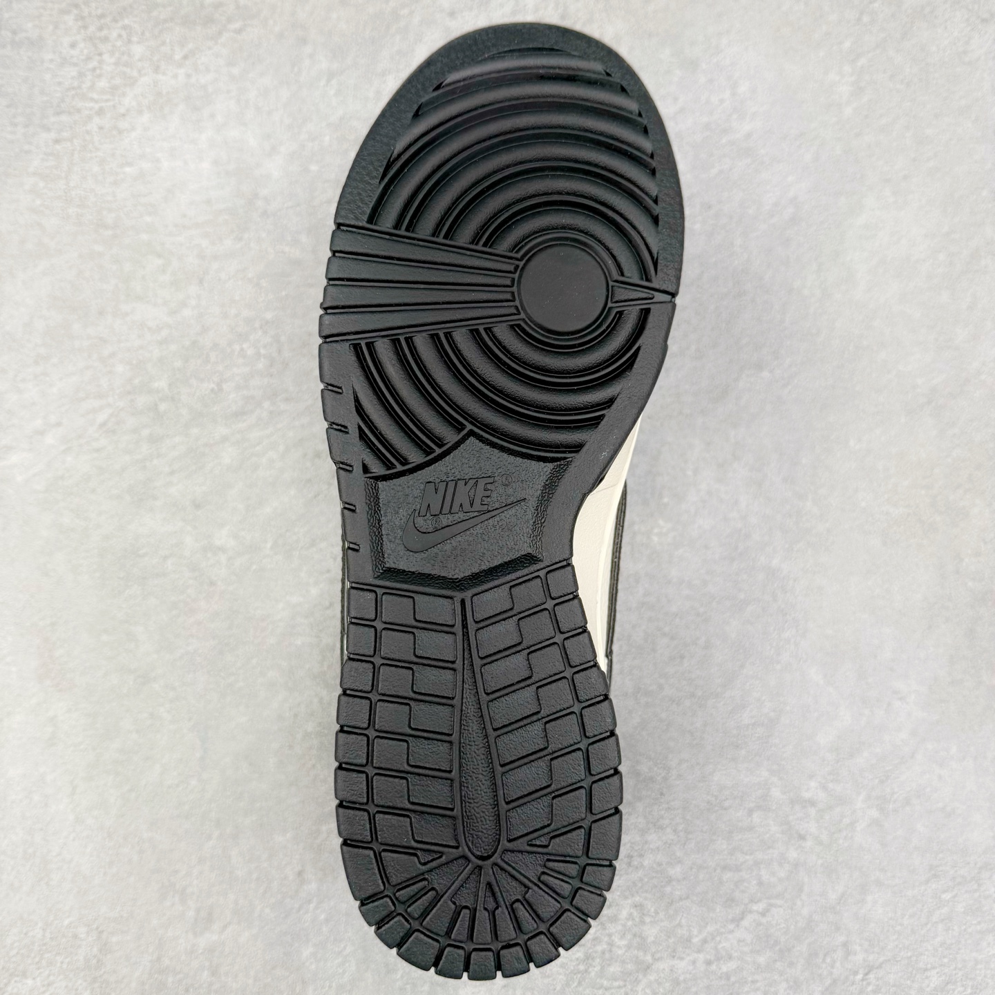 图片[9]-NK Dunk Low 定制配色 JP1628-008 大厂出品 极力推荐 原装头层材料 独家版型蒸餾加工帶來的是更好的视觉和脚感体验大厂纯原品质出货 清洁度 电绣工艺 皮料切割干净无任何毛边 细节完美 实拍调校N版已经零色差零失真 百分百还原实物色彩所见即所得 不存在货不对板色差等低级问题 选购参考实物拍摄 不混卖不参货 只用心做好货严格选品 承诺混一赔十 尺码：36 36.5 37.5 38 38.5 39 40 40.5 41 42 42.5 43 44 44.5 45-选品中心