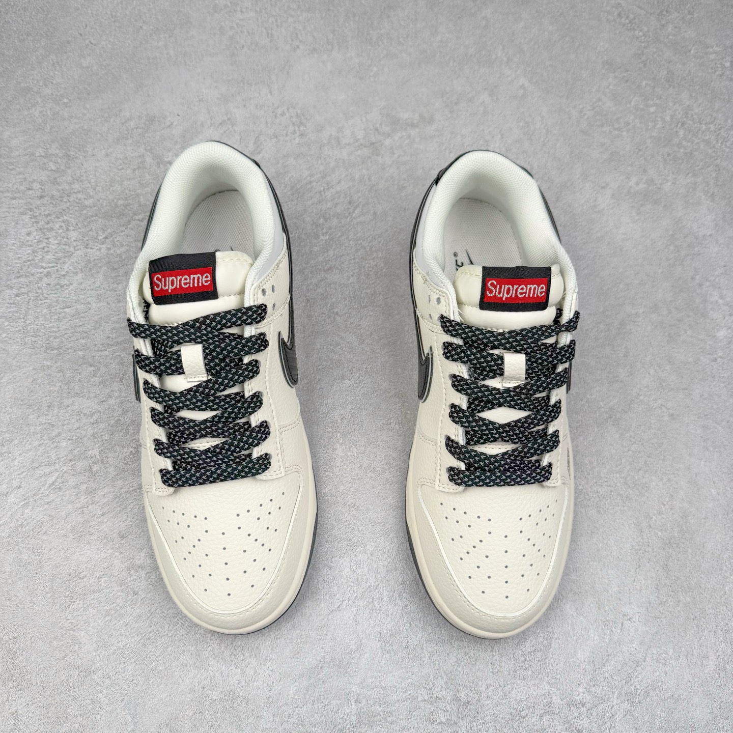 图片[2]-NK Dunk Low 定制配色 JP1628-008 大厂出品 极力推荐 原装头层材料 独家版型蒸餾加工帶來的是更好的视觉和脚感体验大厂纯原品质出货 清洁度 电绣工艺 皮料切割干净无任何毛边 细节完美 实拍调校N版已经零色差零失真 百分百还原实物色彩所见即所得 不存在货不对板色差等低级问题 选购参考实物拍摄 不混卖不参货 只用心做好货严格选品 承诺混一赔十 尺码：36 36.5 37.5 38 38.5 39 40 40.5 41 42 42.5 43 44 44.5 45-选品中心