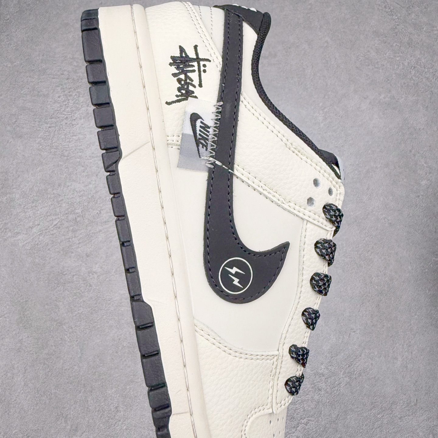 图片[6]-NK Dunk Low 定制配色 QW5836-018 大厂出品 极力推荐 原装头层材料 独家版型蒸餾加工帶來的是更好的视觉和脚感体验大厂纯原品质出货 清洁度 电绣工艺 皮料切割干净无任何毛边 细节完美 实拍调校N版已经零色差零失真 百分百还原实物色彩所见即所得 不存在货不对板色差等低级问题 选购参考实物拍摄 不混卖不参货 只用心做好货严格选品 承诺混一赔十 尺码：36 36.5 37.5 38 38.5 39 40 40.5 41 42 42.5 43 44 44.5 45-选品中心