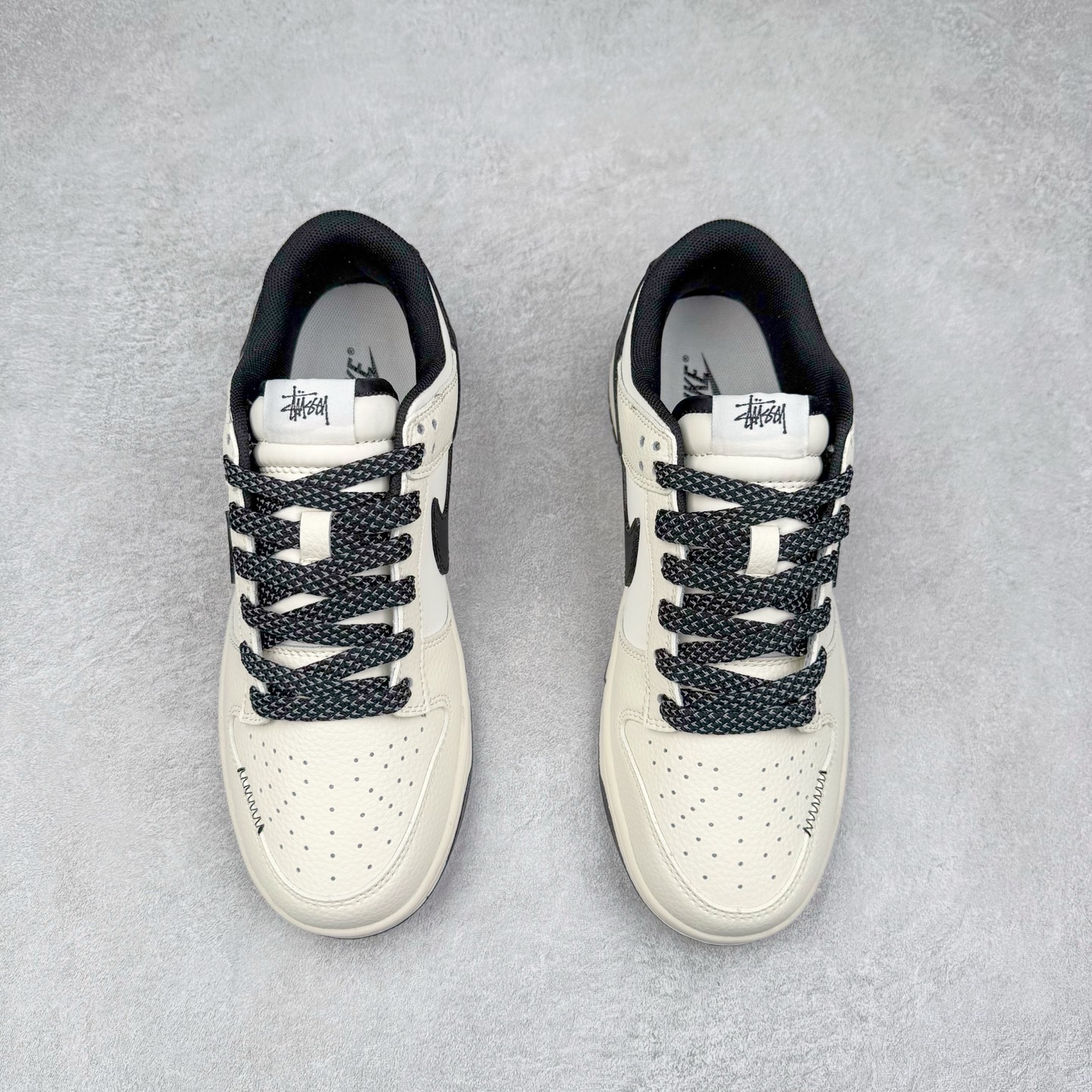 图片[2]-NK Dunk Low 定制配色 QW5836-018 大厂出品 极力推荐 原装头层材料 独家版型蒸餾加工帶來的是更好的视觉和脚感体验大厂纯原品质出货 清洁度 电绣工艺 皮料切割干净无任何毛边 细节完美 实拍调校N版已经零色差零失真 百分百还原实物色彩所见即所得 不存在货不对板色差等低级问题 选购参考实物拍摄 不混卖不参货 只用心做好货严格选品 承诺混一赔十 尺码：36 36.5 37.5 38 38.5 39 40 40.5 41 42 42.5 43 44 44.5 45-选品中心