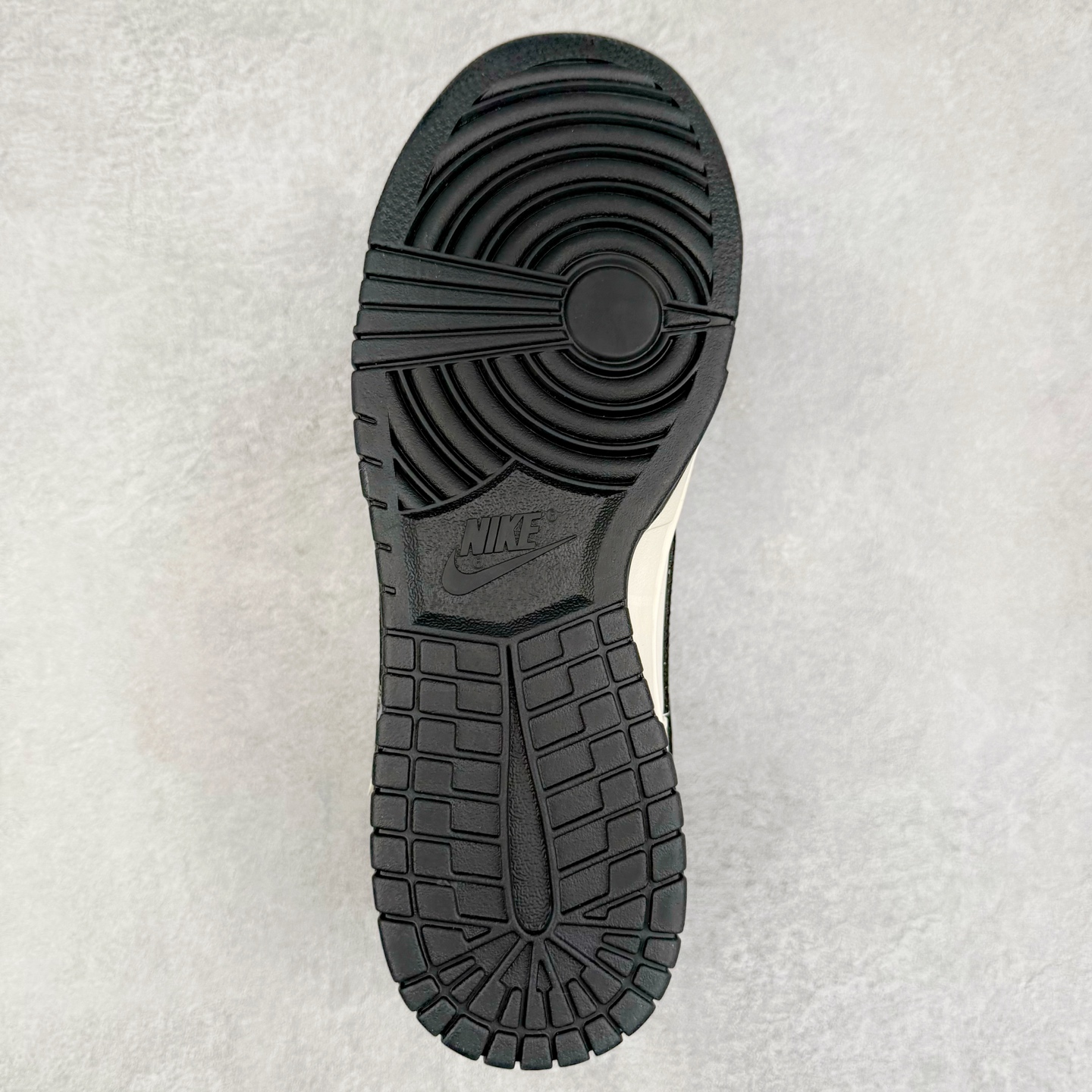 图片[9]-NK Dunk Low 定制配色 QW5836-018 大厂出品 极力推荐 原装头层材料 独家版型蒸餾加工帶來的是更好的视觉和脚感体验大厂纯原品质出货 清洁度 电绣工艺 皮料切割干净无任何毛边 细节完美 实拍调校N版已经零色差零失真 百分百还原实物色彩所见即所得 不存在货不对板色差等低级问题 选购参考实物拍摄 不混卖不参货 只用心做好货严格选品 承诺混一赔十 尺码：36 36.5 37.5 38 38.5 39 40 40.5 41 42 42.5 43 44 44.5 45-选品中心