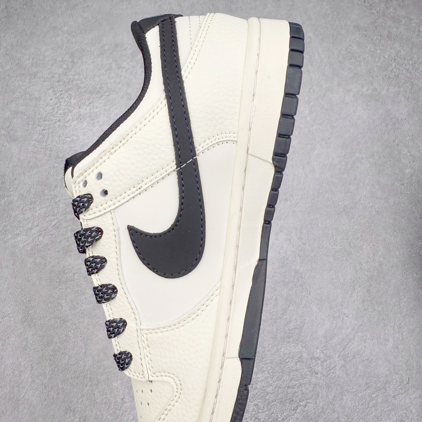 图片[7]-NK Dunk Low 定制配色 QW5836-018 大厂出品 极力推荐 原装头层材料 独家版型蒸餾加工帶來的是更好的视觉和脚感体验大厂纯原品质出货 清洁度 电绣工艺 皮料切割干净无任何毛边 细节完美 实拍调校N版已经零色差零失真 百分百还原实物色彩所见即所得 不存在货不对板色差等低级问题 选购参考实物拍摄 不混卖不参货 只用心做好货严格选品 承诺混一赔十 尺码：36 36.5 37.5 38 38.5 39 40 40.5 41 42 42.5 43 44 44.5 45-选品中心