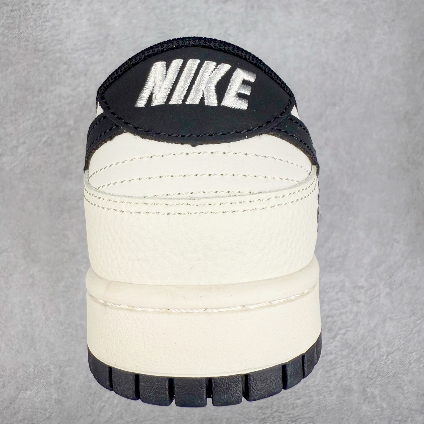 图片[8]-NK Dunk Low 定制配色 QW5836-018 大厂出品 极力推荐 原装头层材料 独家版型蒸餾加工帶來的是更好的视觉和脚感体验大厂纯原品质出货 清洁度 电绣工艺 皮料切割干净无任何毛边 细节完美 实拍调校N版已经零色差零失真 百分百还原实物色彩所见即所得 不存在货不对板色差等低级问题 选购参考实物拍摄 不混卖不参货 只用心做好货严格选品 承诺混一赔十 尺码：36 36.5 37.5 38 38.5 39 40 40.5 41 42 42.5 43 44 44.5 45-选品中心