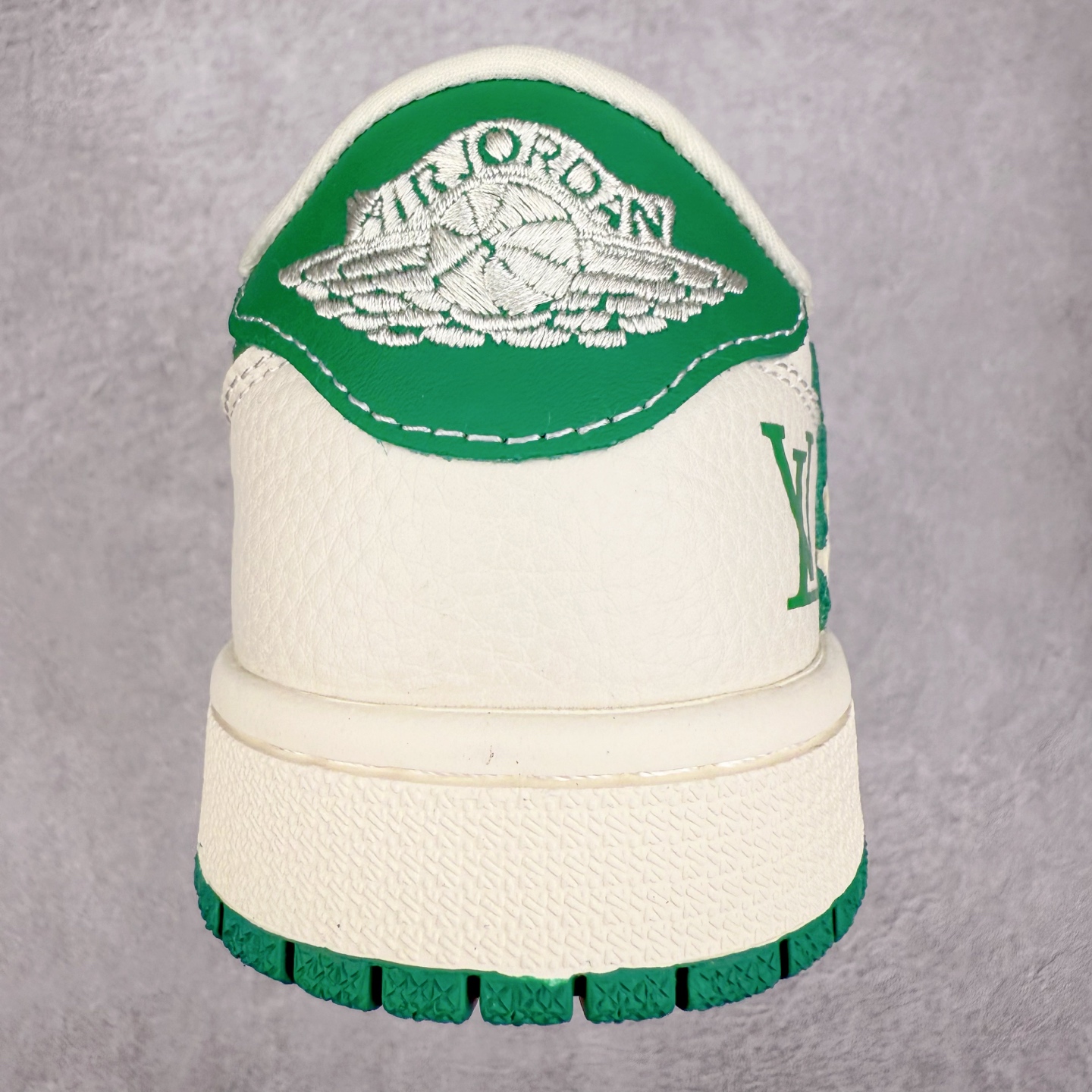 图片[8]-TS x Air Jordan AJ1 Low 倒钩低帮联名定制配色 XS2024-064 原厂内置气垫魔块 A模大底 头层小牛皮 鞋舌AJ原厂专用牛津布+AJ专用反口珍珠布+原厂无杂质高弹内里海棉+特殊封边弹力鞋带 实拍调校N版已经零色差零失真 百分百还原实物色彩所见即所得 不存在货不对板色差等低级问题 选购参考实物拍摄 不混卖不参货 只用心做好货严格选品 承诺混一赔十 尺码：36 36.5 37.5 38 38.5 39 40 40.5 41 42 42.5 43 44 44.5 45-选品中心