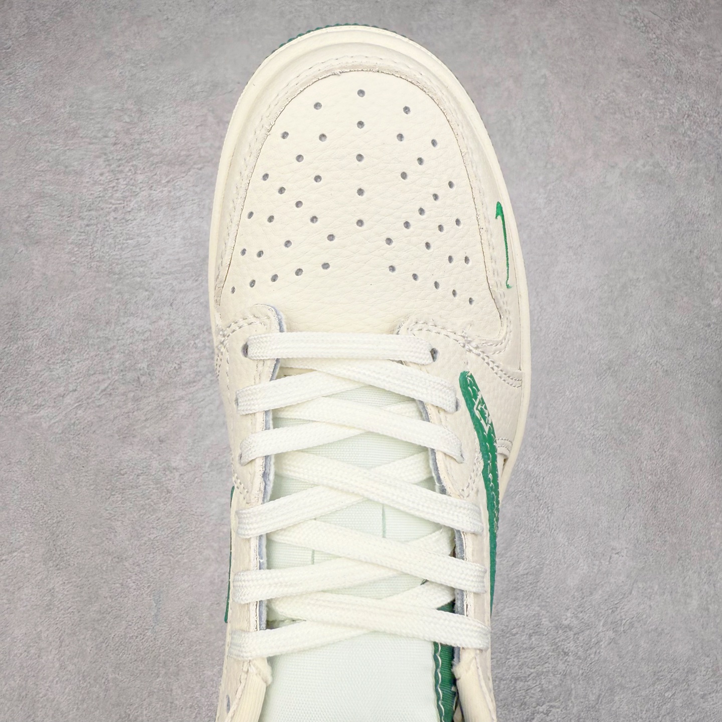 图片[4]-TS x Air Jordan AJ1 Low 倒钩低帮联名定制配色 XS2024-064 原厂内置气垫魔块 A模大底 头层小牛皮 鞋舌AJ原厂专用牛津布+AJ专用反口珍珠布+原厂无杂质高弹内里海棉+特殊封边弹力鞋带 实拍调校N版已经零色差零失真 百分百还原实物色彩所见即所得 不存在货不对板色差等低级问题 选购参考实物拍摄 不混卖不参货 只用心做好货严格选品 承诺混一赔十 尺码：36 36.5 37.5 38 38.5 39 40 40.5 41 42 42.5 43 44 44.5 45-选品中心