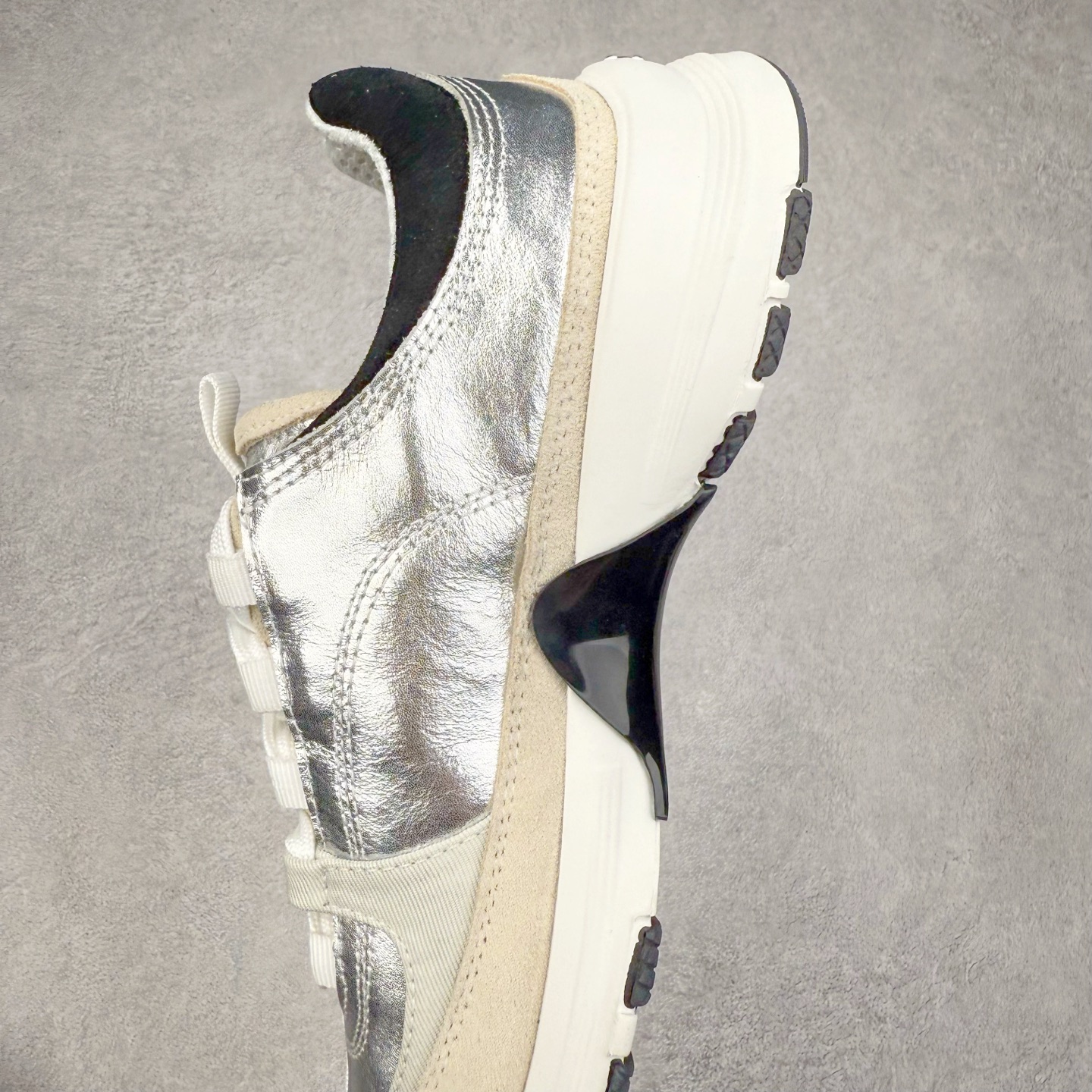 图片[7]-Chanel香奈儿﹣2025顶级休闲款运动鞋 小红书各大平台爆款 这款经典设计 鞋面多种工艺电绣的风格 大底却时尚运动 不平凡的拥入了多种配色 多混搭非常好看百搭 休闲 时尚 运动 户外都能兼顾 鞋面采用：原版进口高丝光牛反绒＋进口混种羊皮 内里采用：原版进口透气网 大底根据：原版T组合大底 尺码：35 36 37 38 39 40-选品中心