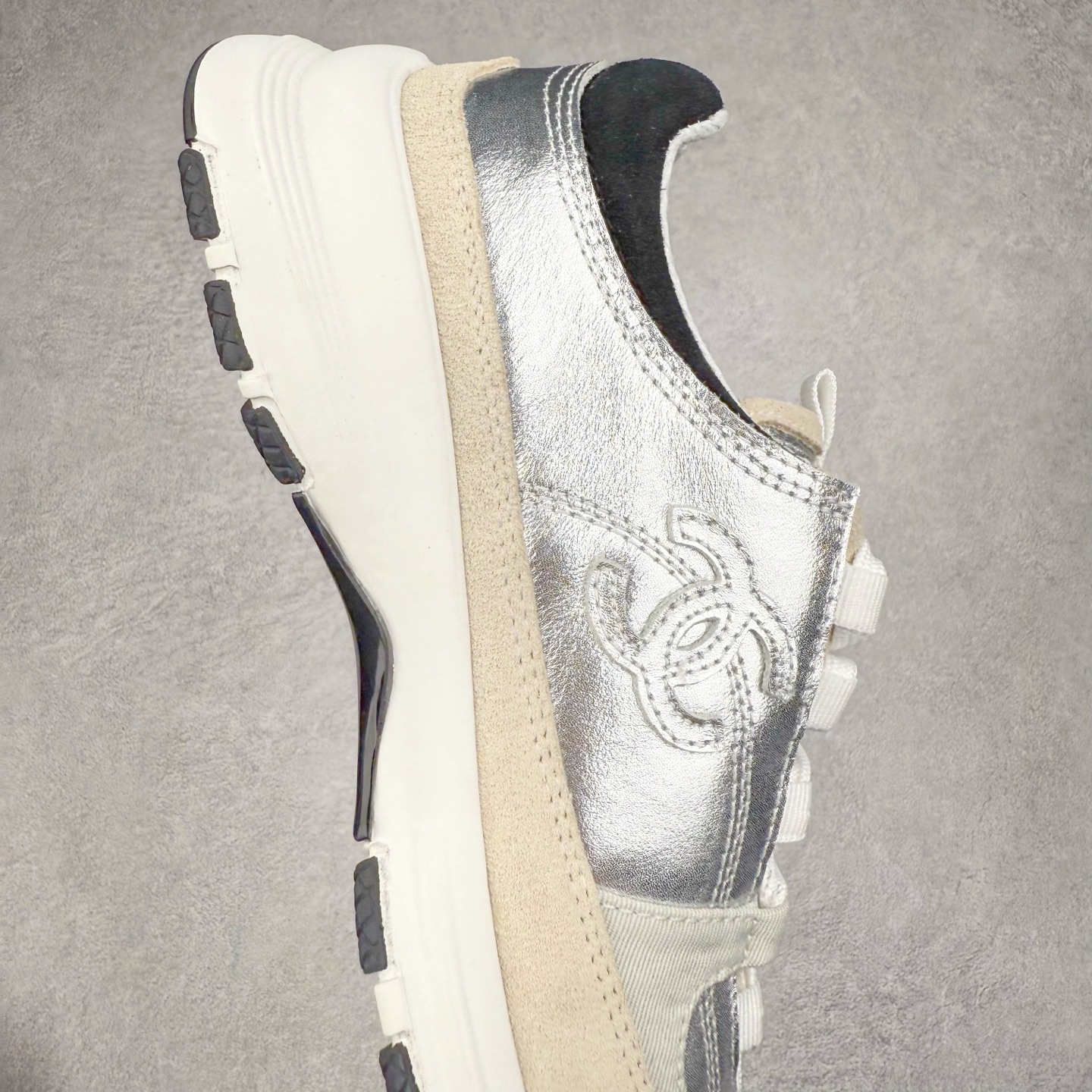 图片[6]-Chanel香奈儿﹣2025顶级休闲款运动鞋 小红书各大平台爆款 这款经典设计 鞋面多种工艺电绣的风格 大底却时尚运动 不平凡的拥入了多种配色 多混搭非常好看百搭 休闲 时尚 运动 户外都能兼顾 鞋面采用：原版进口高丝光牛反绒＋进口混种羊皮 内里采用：原版进口透气网 大底根据：原版T组合大底 尺码：35 36 37 38 39 40-选品中心