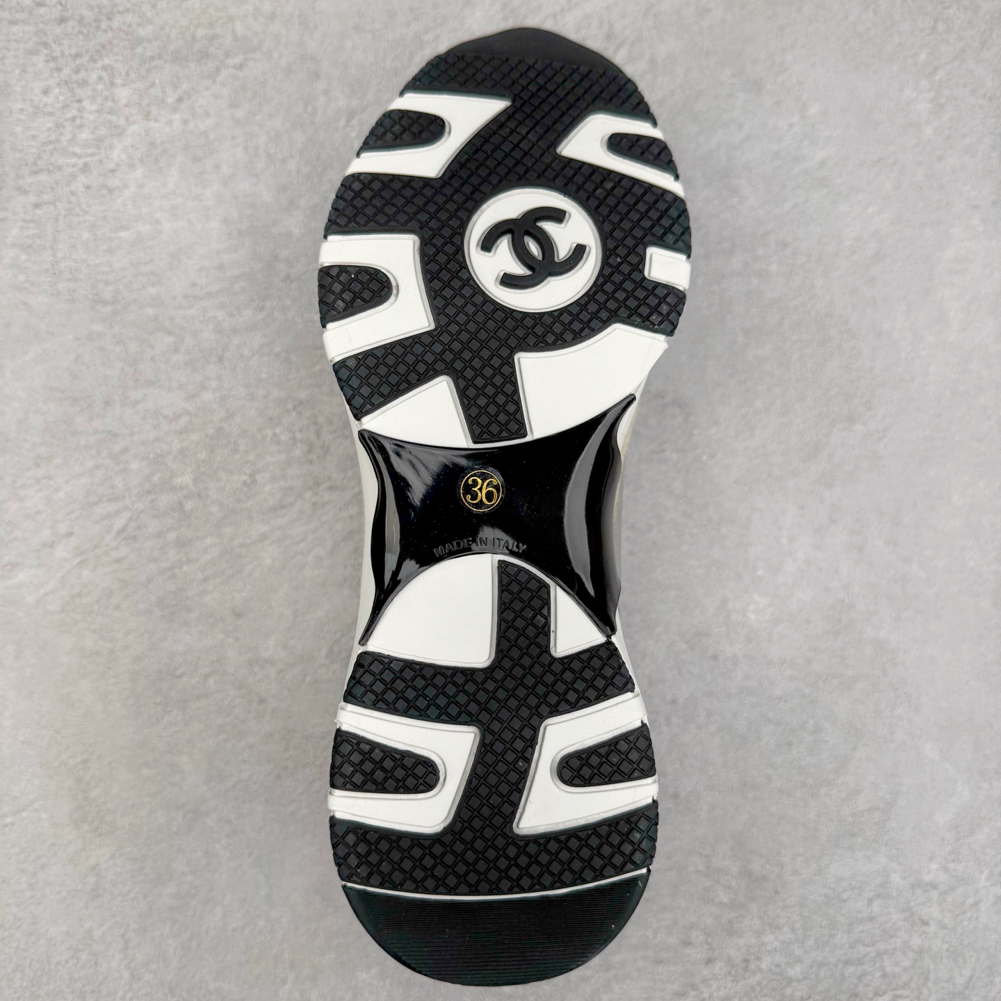 图片[9]-Chanel香奈儿﹣2025顶级休闲款运动鞋 小红书各大平台爆款 这款经典设计 鞋面多种工艺电绣的风格 大底却时尚运动 不平凡的拥入了多种配色 多混搭非常好看百搭 休闲 时尚 运动 户外都能兼顾 鞋面采用：原版进口高丝光牛反绒＋进口混种羊皮 内里采用：原版进口透气网 大底根据：原版T组合大底 尺码：35 36 37 38 39 40-选品中心