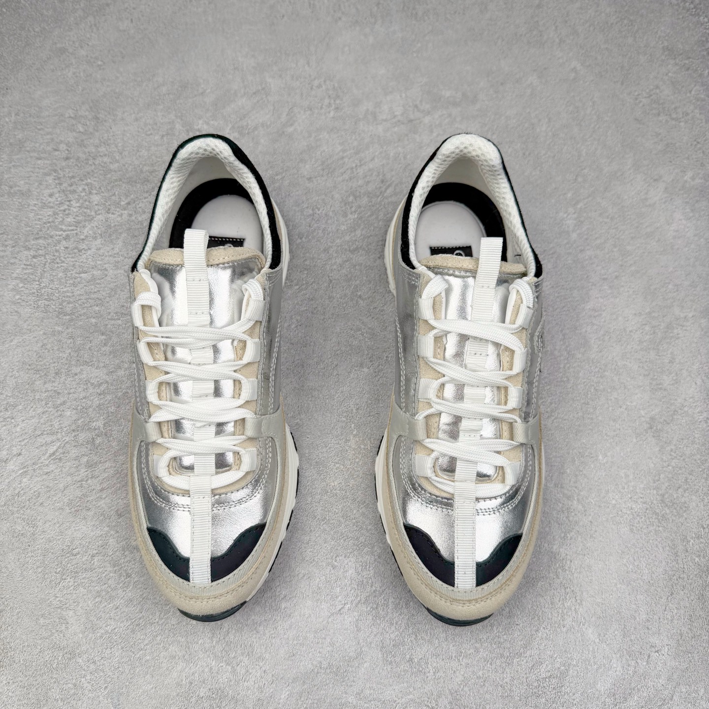 图片[2]-Chanel香奈儿﹣2025顶级休闲款运动鞋 小红书各大平台爆款 这款经典设计 鞋面多种工艺电绣的风格 大底却时尚运动 不平凡的拥入了多种配色 多混搭非常好看百搭 休闲 时尚 运动 户外都能兼顾 鞋面采用：原版进口高丝光牛反绒＋进口混种羊皮 内里采用：原版进口透气网 大底根据：原版T组合大底 尺码：35 36 37 38 39 40-选品中心