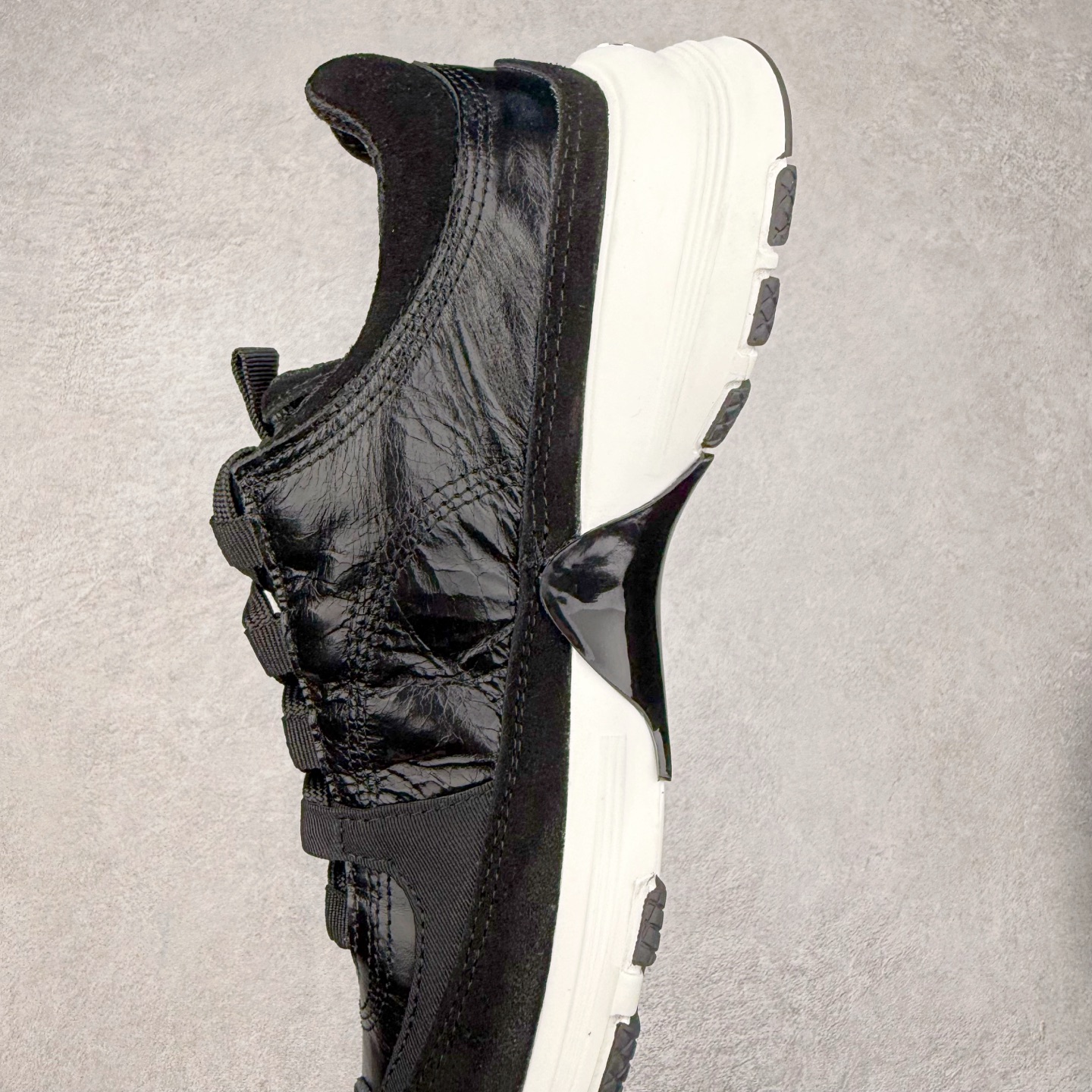 图片[7]-Chanel香奈儿﹣2025顶级休闲款运动鞋 小红书各大平台爆款 这款经典设计 鞋面多种工艺电绣的风格 大底却时尚运动 不平凡的拥入了多种配色 多混搭非常好看百搭 休闲 时尚 运动 户外都能兼顾 鞋面采用：原版进口高丝光牛反绒＋进口混种羊皮 内里采用：原版进口透气网 大底根据：原版T组合大底 尺码：35 36 37 38 39 40-选品中心