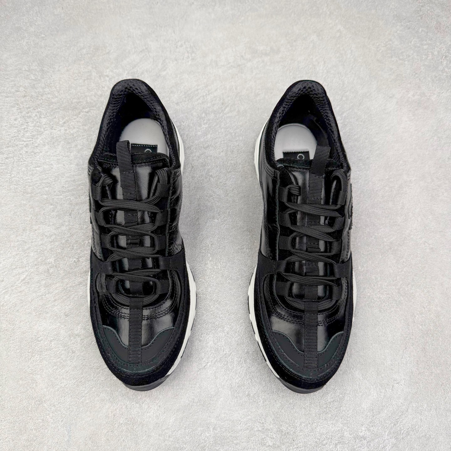 图片[2]-Chanel香奈儿﹣2025顶级休闲款运动鞋 小红书各大平台爆款 这款经典设计 鞋面多种工艺电绣的风格 大底却时尚运动 不平凡的拥入了多种配色 多混搭非常好看百搭 休闲 时尚 运动 户外都能兼顾 鞋面采用：原版进口高丝光牛反绒＋进口混种羊皮 内里采用：原版进口透气网 大底根据：原版T组合大底 尺码：35 36 37 38 39 40-选品中心